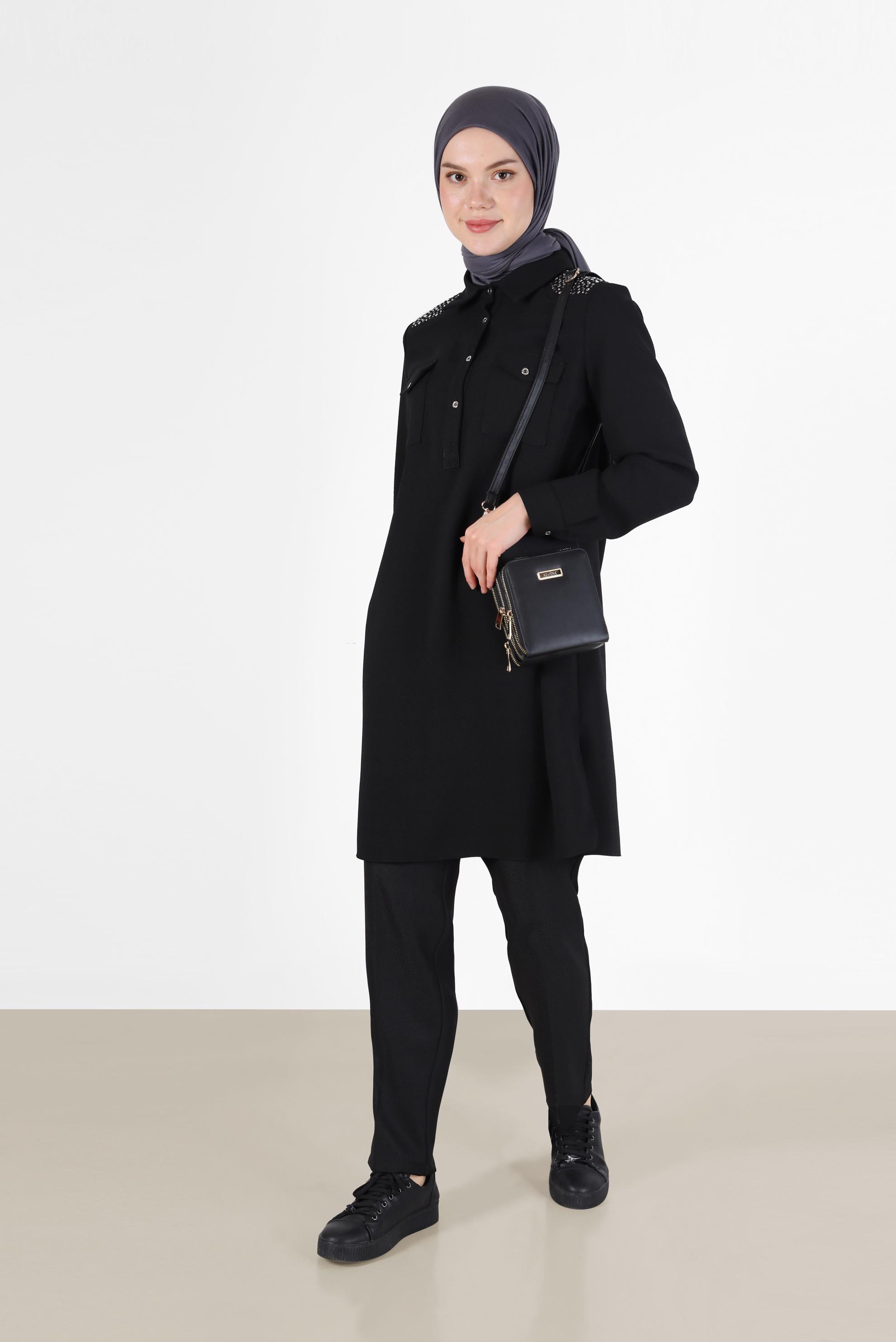 Tesettür giyim SİYAH OMUZLARI TAŞ DETAYLI DÜĞMELİ TUNİK 42429 
