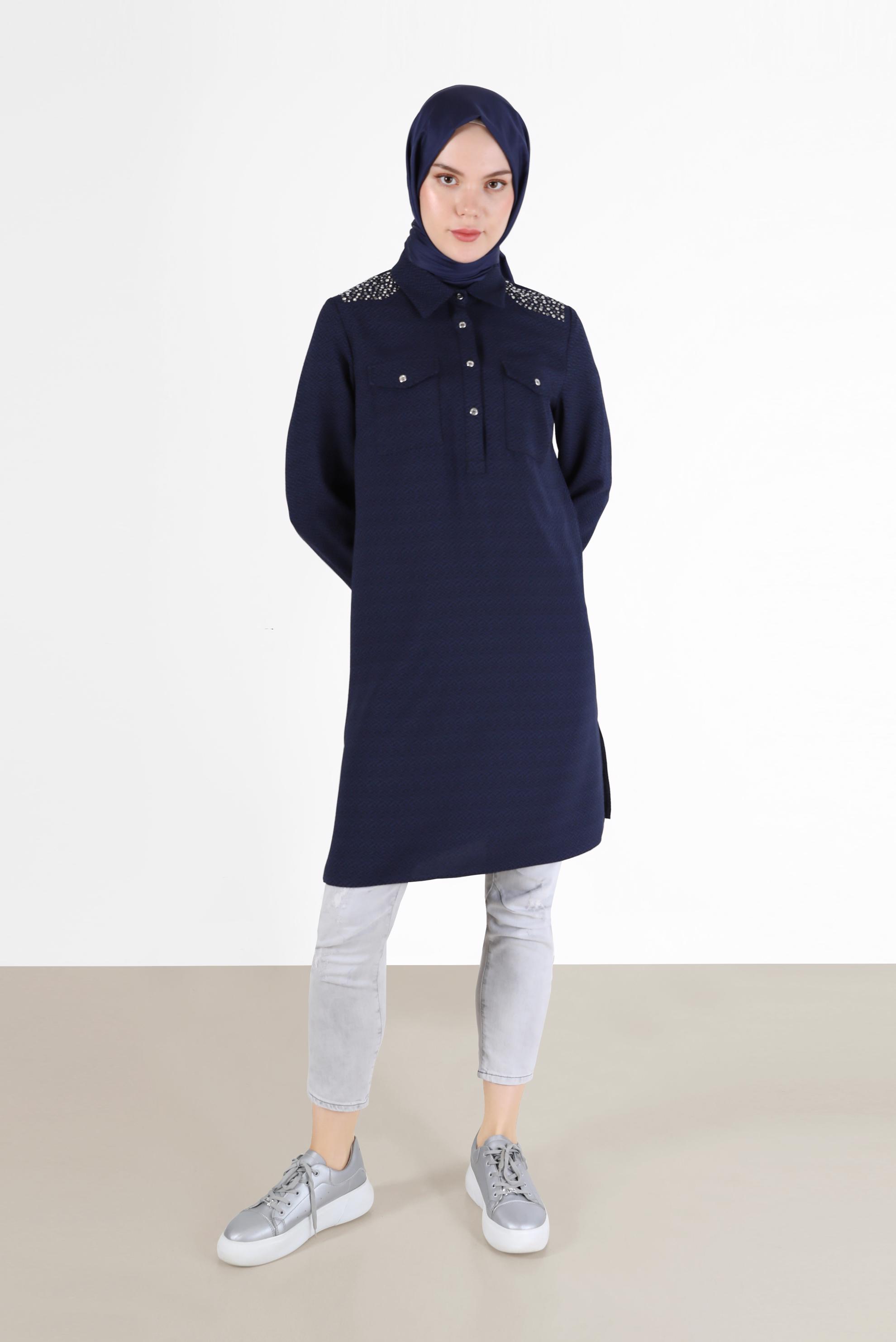 Tesettür giyim LACİVERT OMUZLARI TAŞ DETAYLI DÜĞMELİ TUNİK 42429 