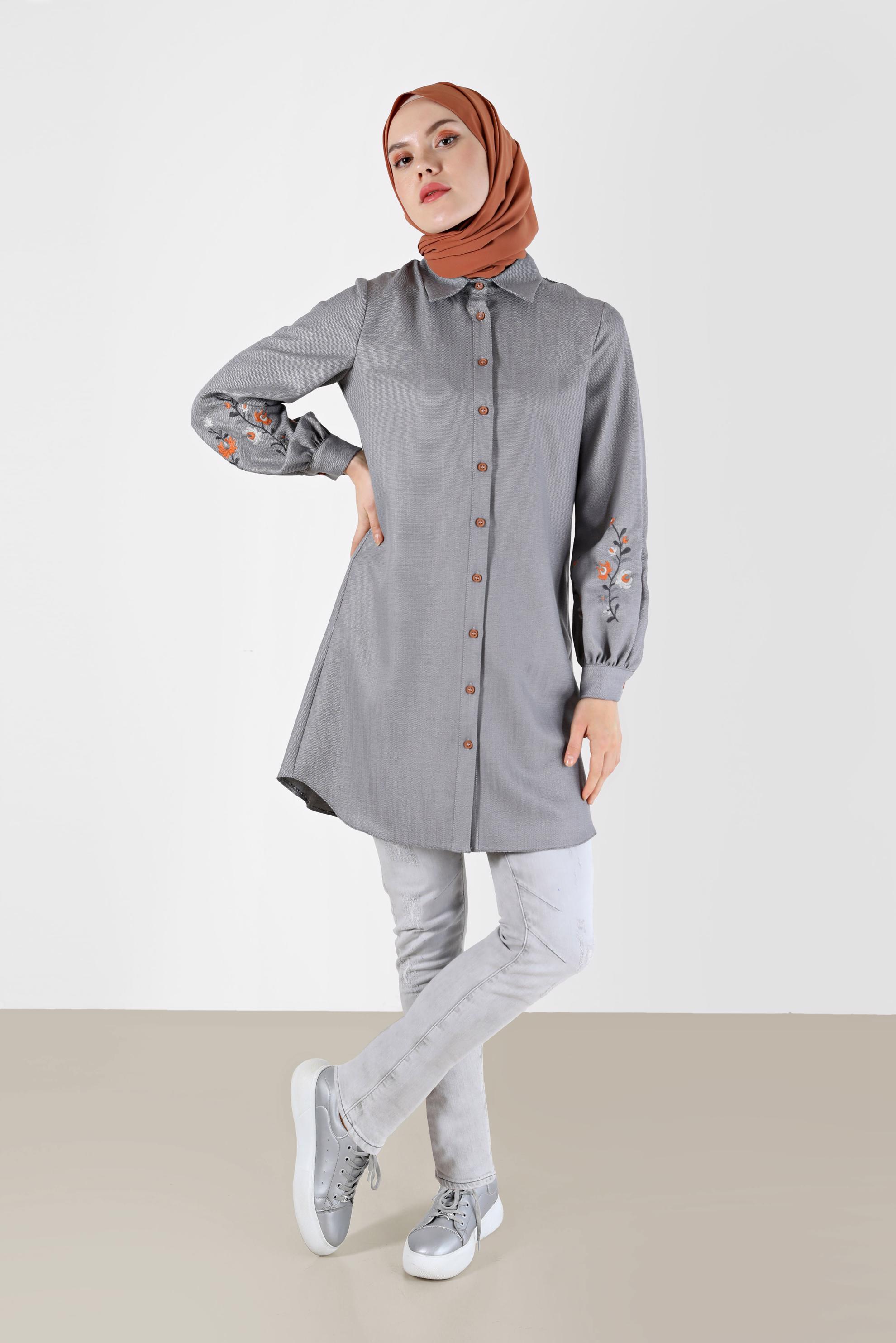 Tesettür giyim GRİ KOLLARI NAKIŞLI BOYDAN DÜĞMELİ TUNİK 42432 