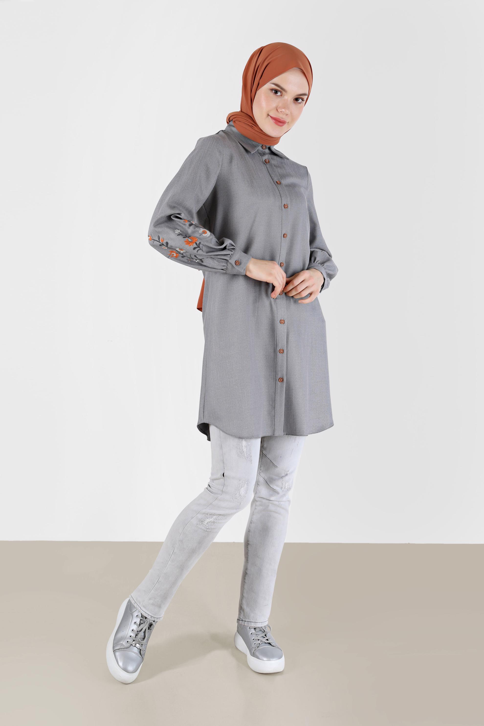 Tesettür giyim GRİ KOLLARI NAKIŞLI BOYDAN DÜĞMELİ TUNİK 42432 