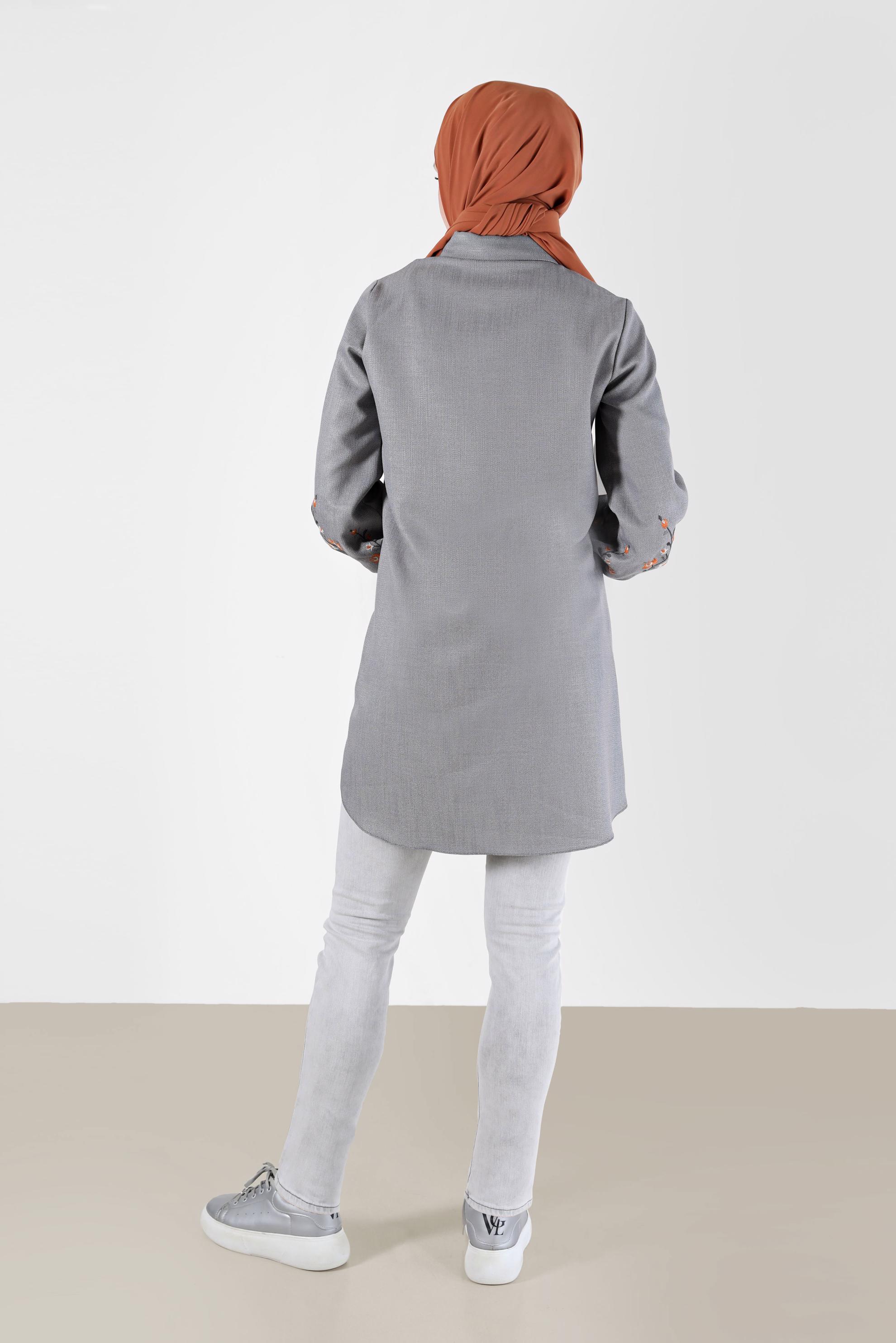 Tesettür giyim GRİ KOLLARI NAKIŞLI BOYDAN DÜĞMELİ TUNİK 42432 