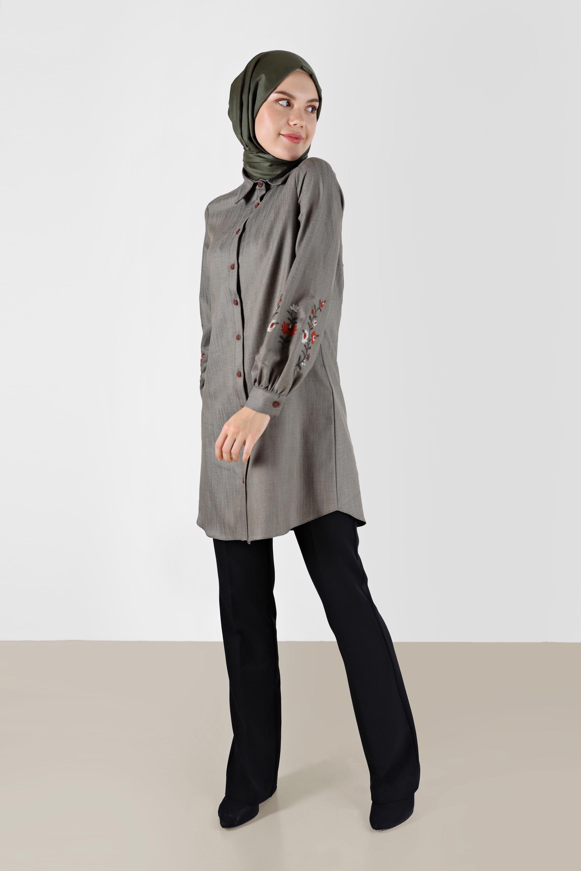 Tesettür giyim HAKİ KOLLARI NAKIŞLI BOYDAN DÜĞMELİ TUNİK 42432 