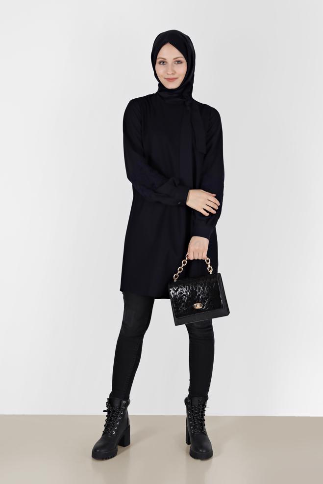 Tesettür giyim SİYAH BAĞLAMA DETAYLI PÖTİKARE DESENLİ TUNİK 42443  - ALVİNA
