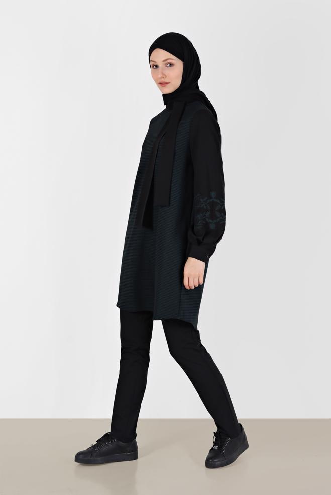 Tesettür giyim YEŞİL BAĞLAMA DETAYLI PÖTİKARE DESENLİ TUNİK 42443  - ALVİNA