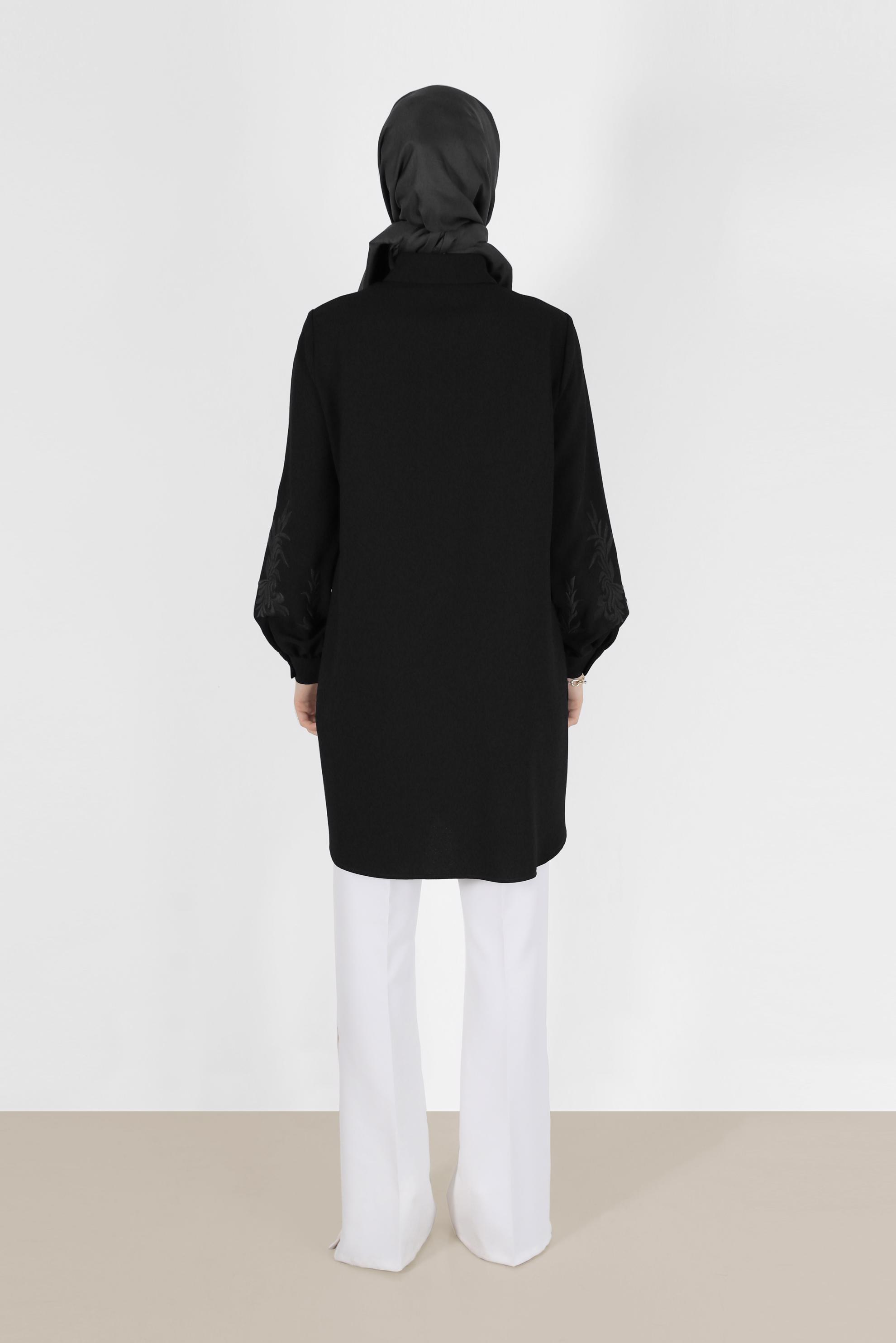 Tesettür giyim SİYAH KOLLARI İŞLEME DETAYLI BOYDAN DÜĞMELİ TUNİK 42445