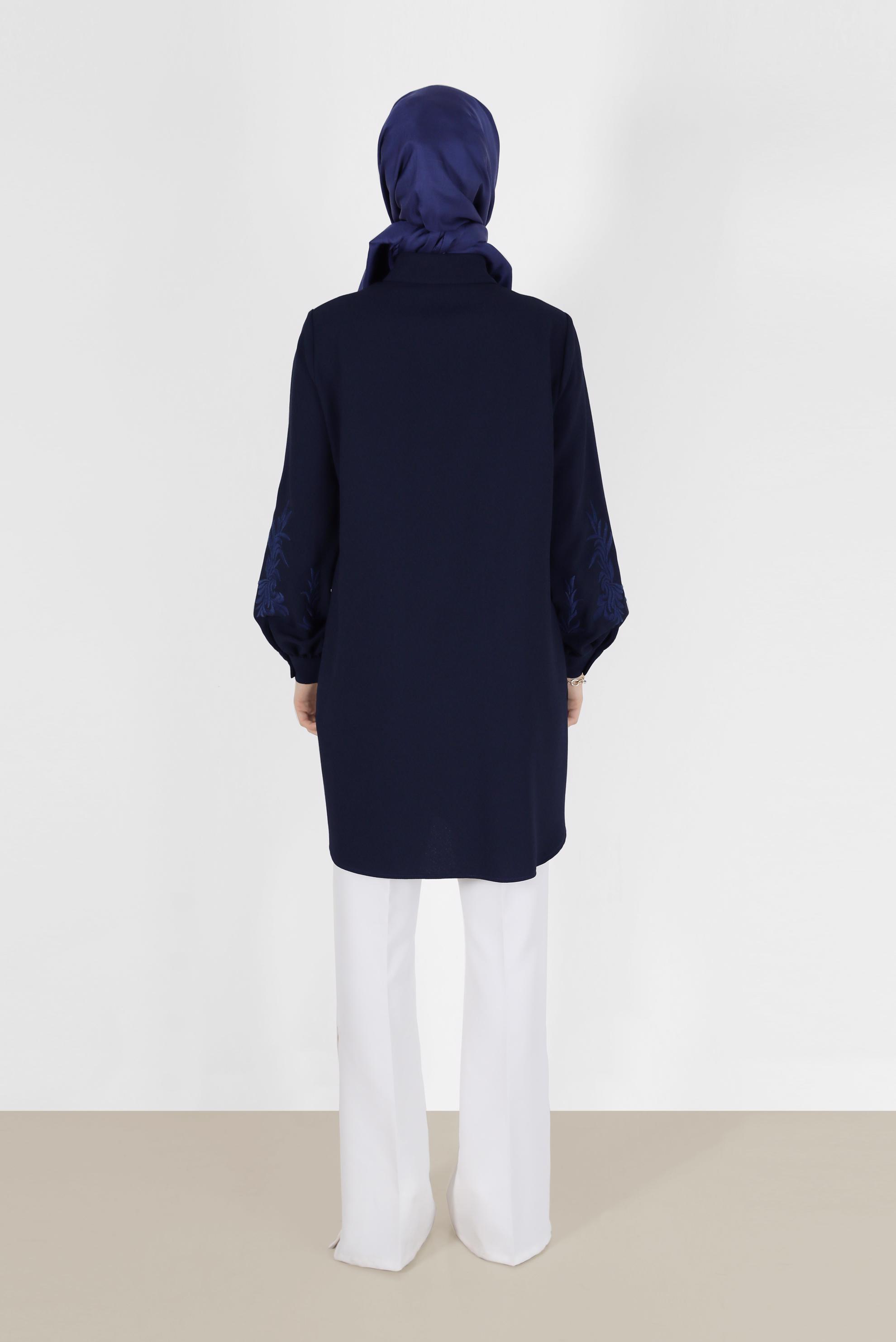 Tesettür giyim LACİVERT KOLLARI İŞLEME DETAYLI BOYDAN DÜĞMELİ TUNİK 42445