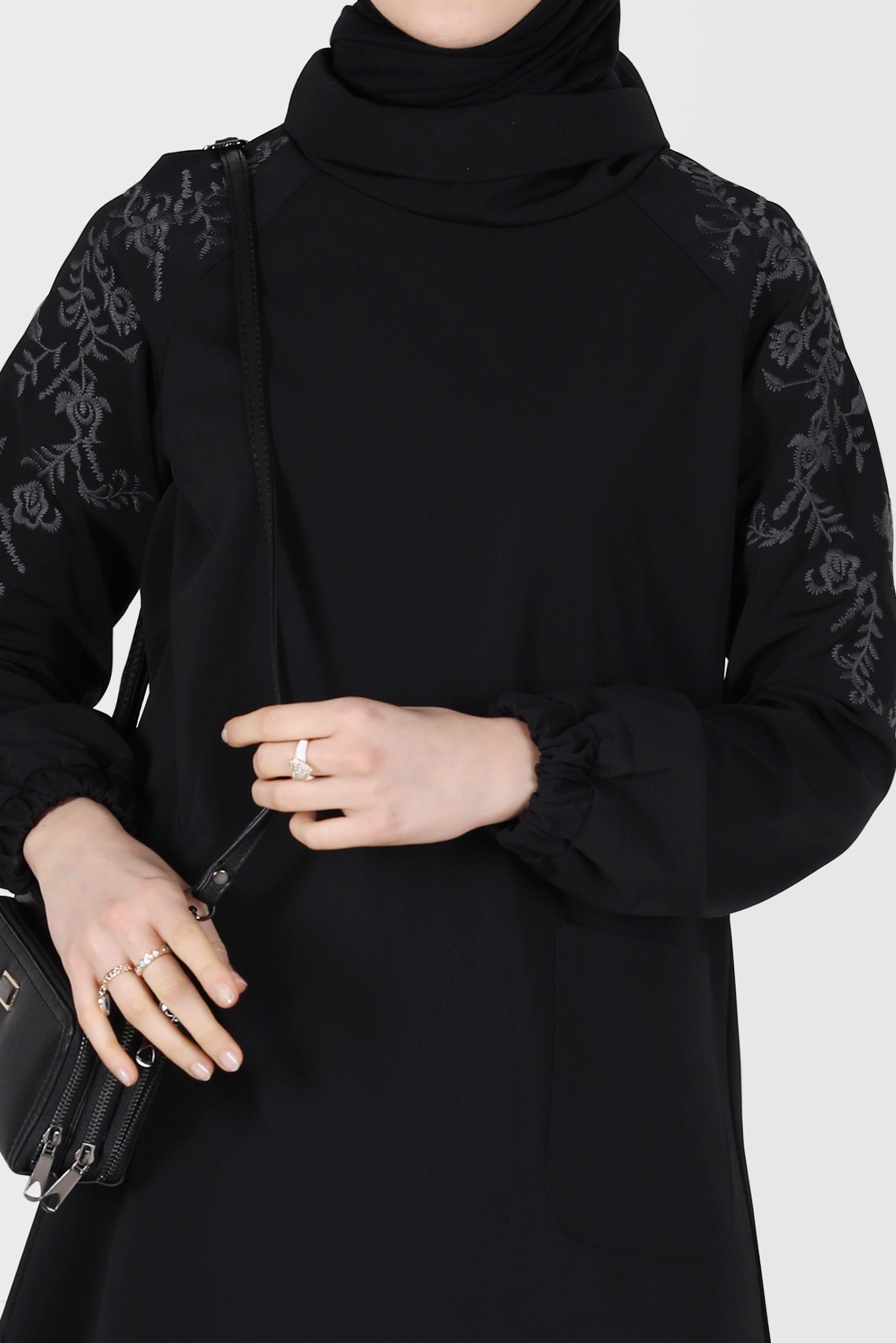 Tesettür giyim SİYAH OMUZLARI İŞLEME DETAYLI MANŞETLERİ LASTİKLİ TUNİK 42448 