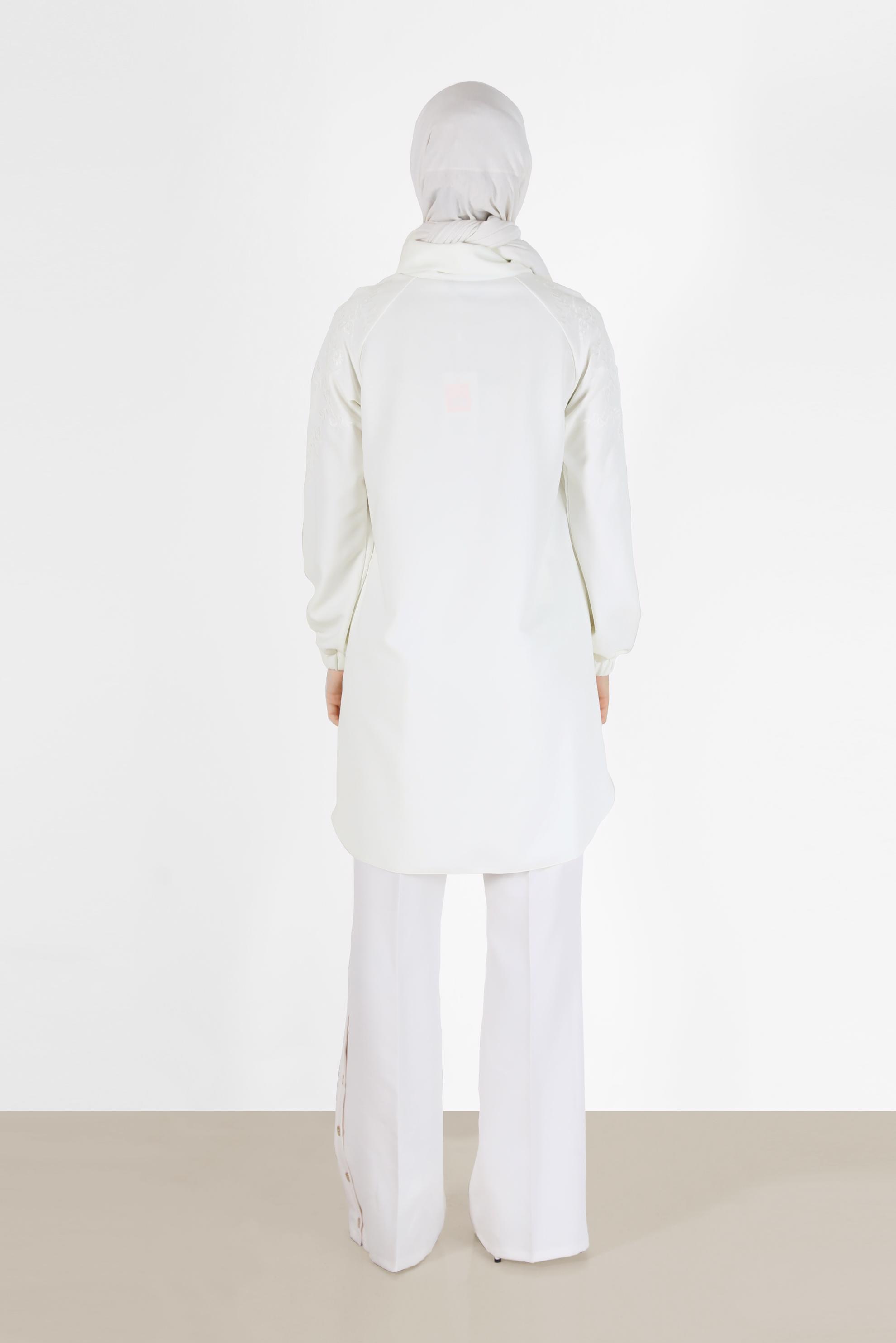 Tesettür giyim BEYAZ OMUZLARI İŞLEME DETAYLI MANŞETLERİ LASTİKLİ TUNİK 42448 