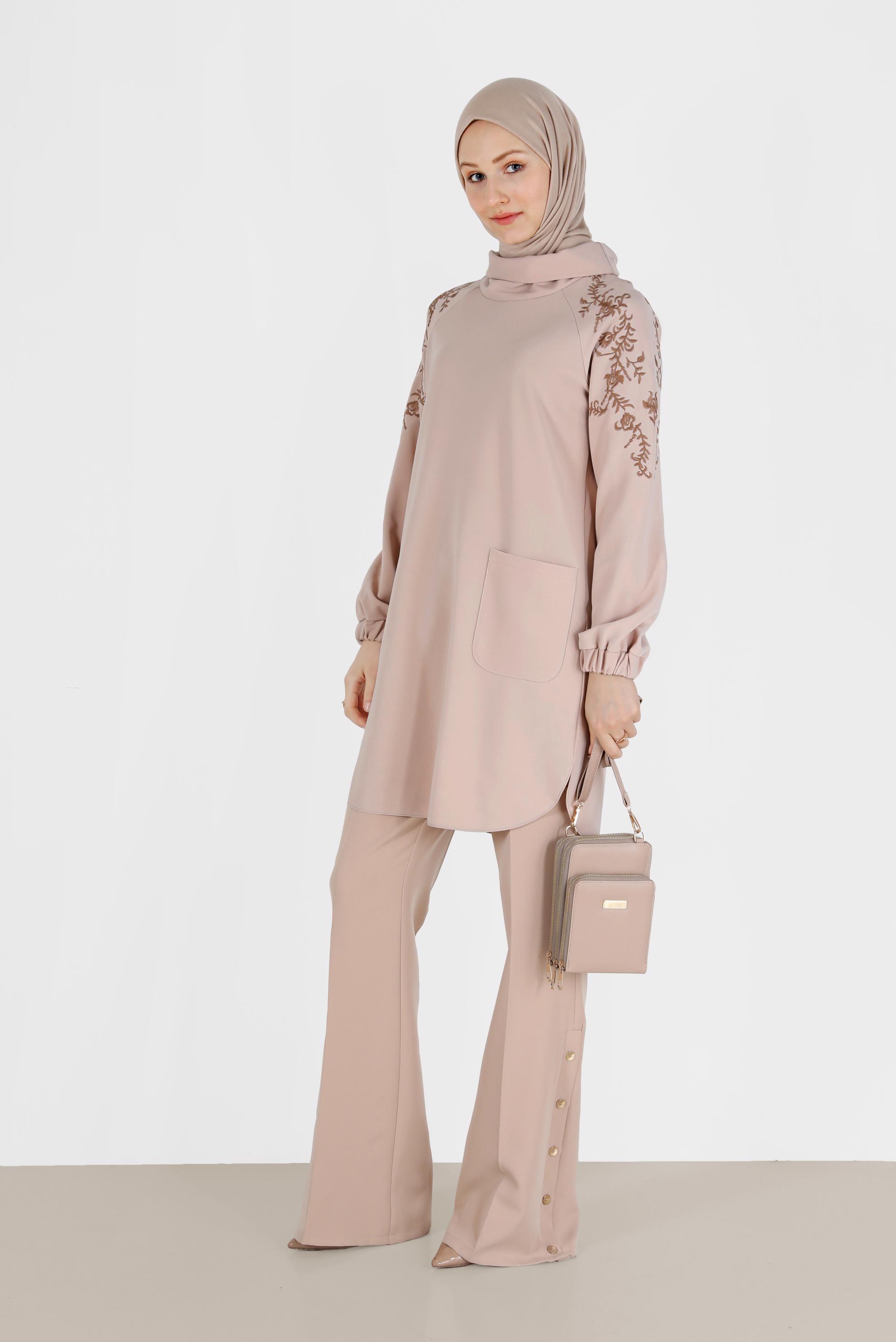 Tesettür giyim BEJ OMUZLARI İŞLEME DETAYLI MANŞETLERİ LASTİKLİ TUNİK 42448 