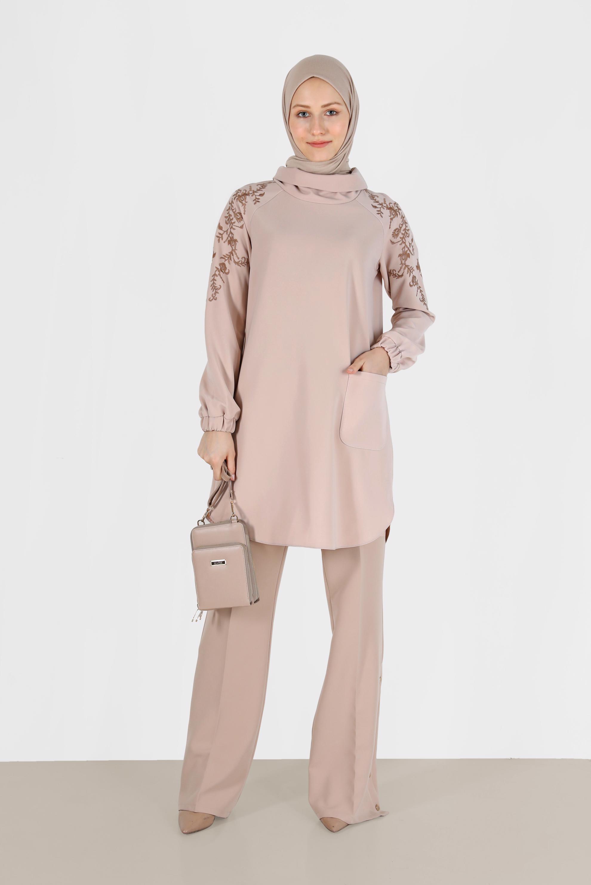 Tesettür giyim BEJ OMUZLARI İŞLEME DETAYLI MANŞETLERİ LASTİKLİ TUNİK 42448 