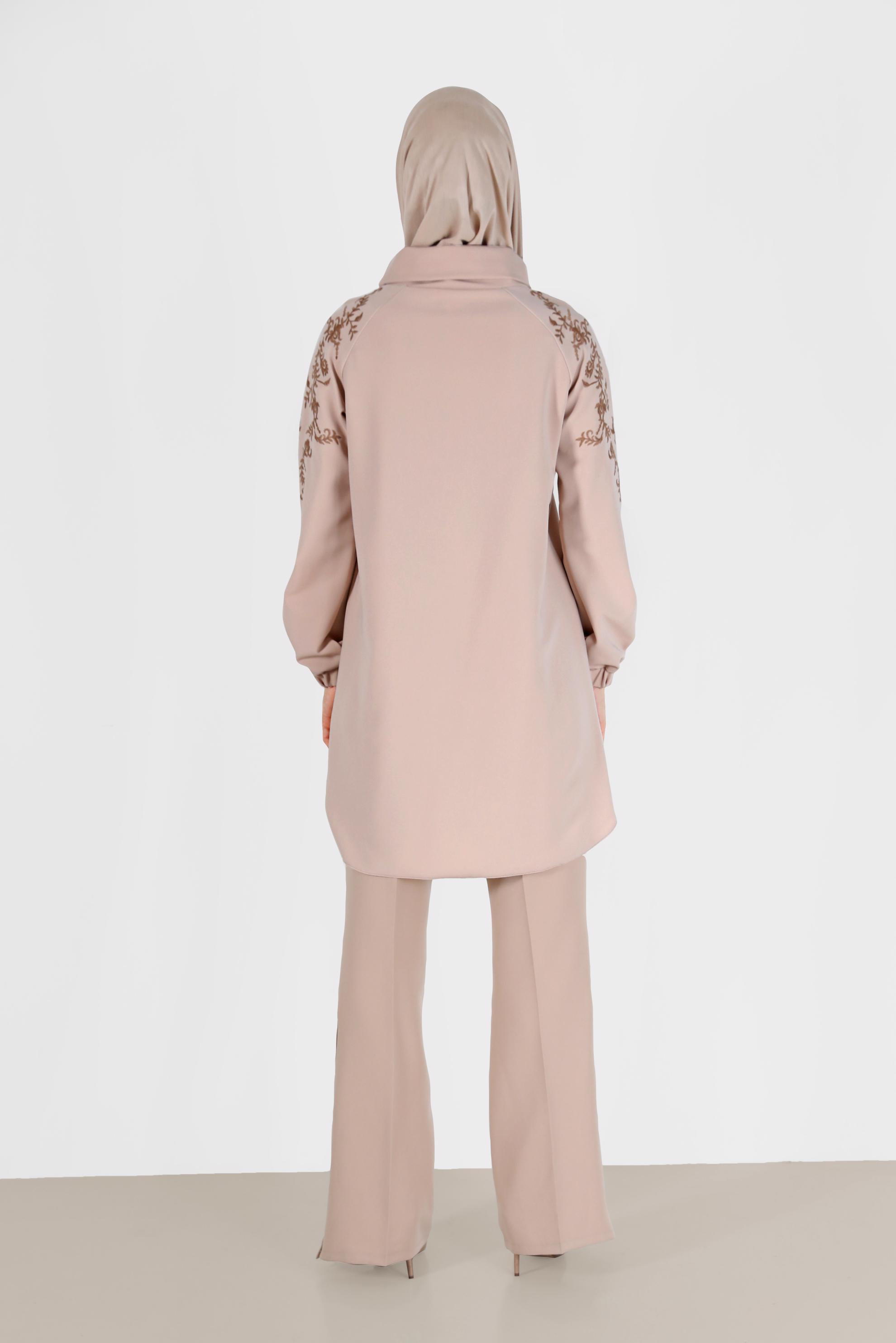 Tesettür giyim BEJ OMUZLARI İŞLEME DETAYLI MANŞETLERİ LASTİKLİ TUNİK 42448 