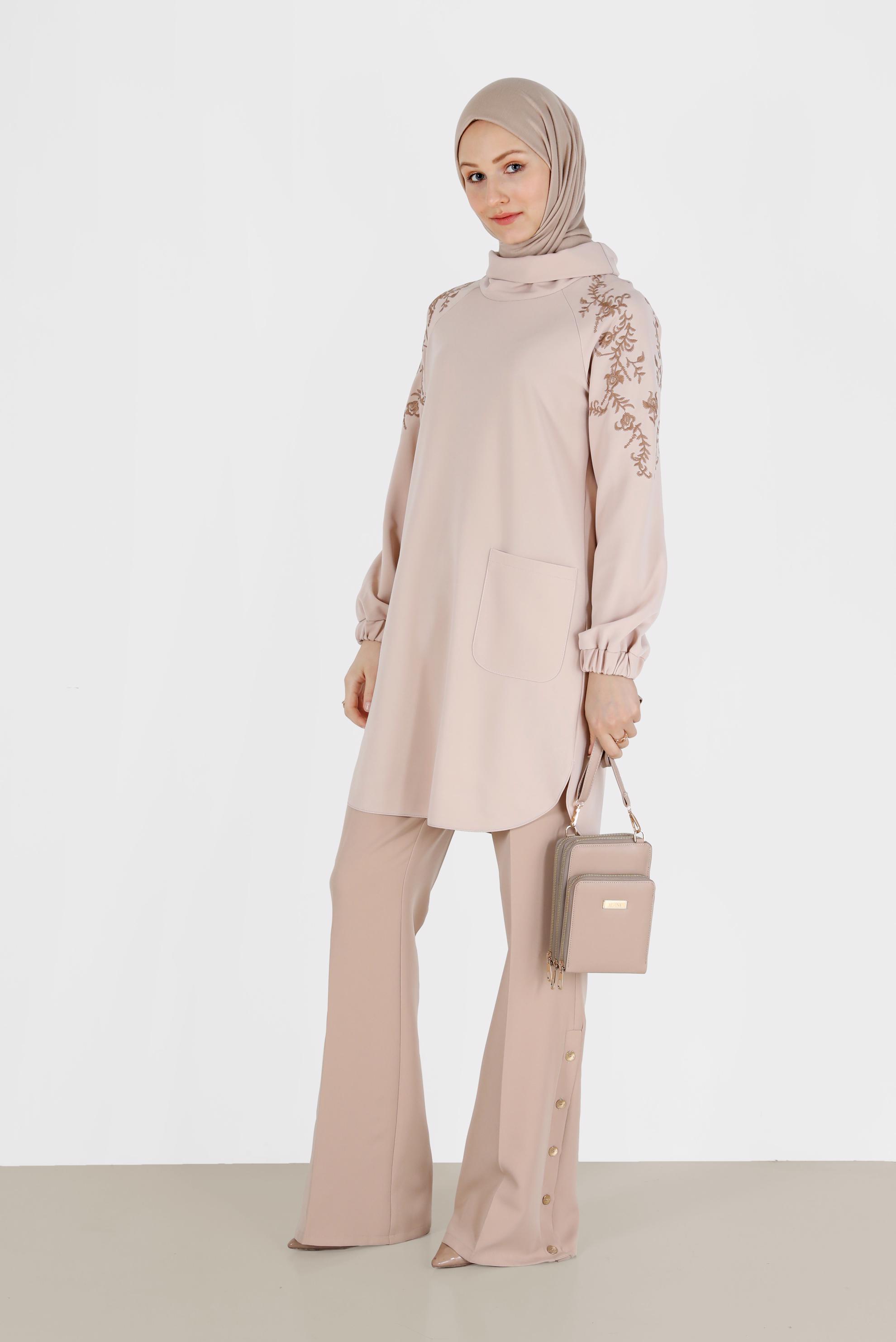 Tesettür giyim BEJ OMUZLARI İŞLEME DETAYLI MANŞETLERİ LASTİKLİ TUNİK 42448 