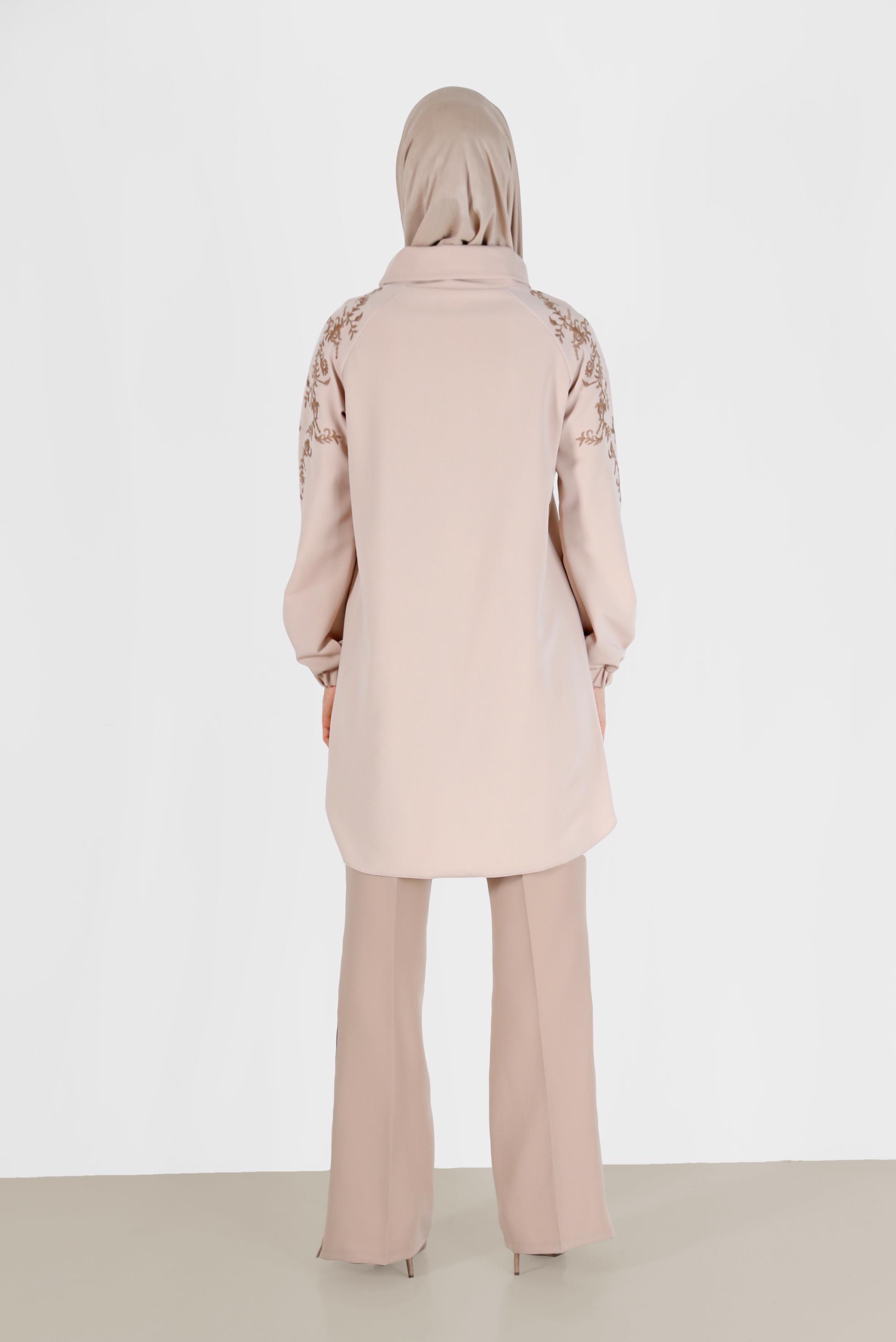 Tesettür giyim BEJ OMUZLARI İŞLEME DETAYLI MANŞETLERİ LASTİKLİ TUNİK 42448 