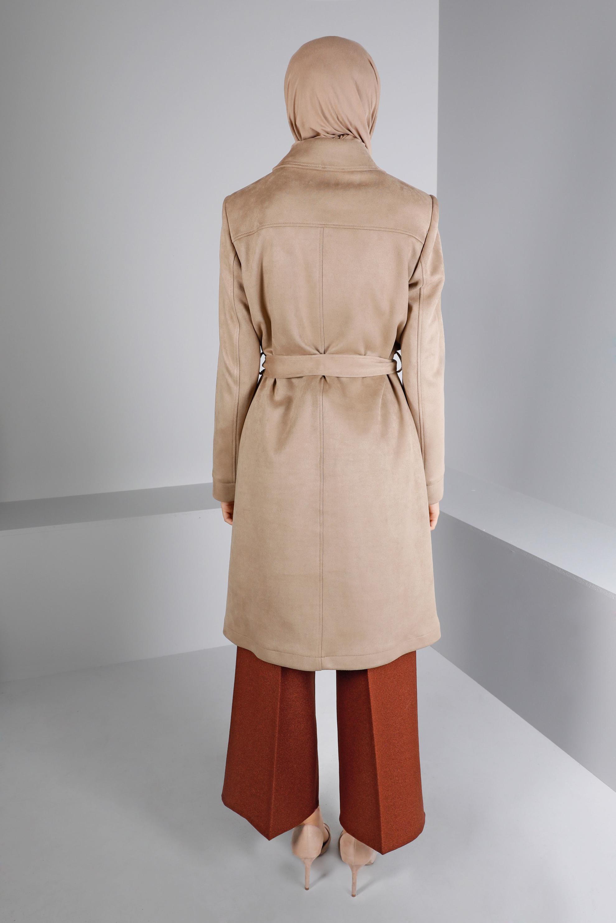 Tesettür giyim BEJ ZIMBA DETAYLI KUŞAKLI SÜET TRENÇKOT 10457	