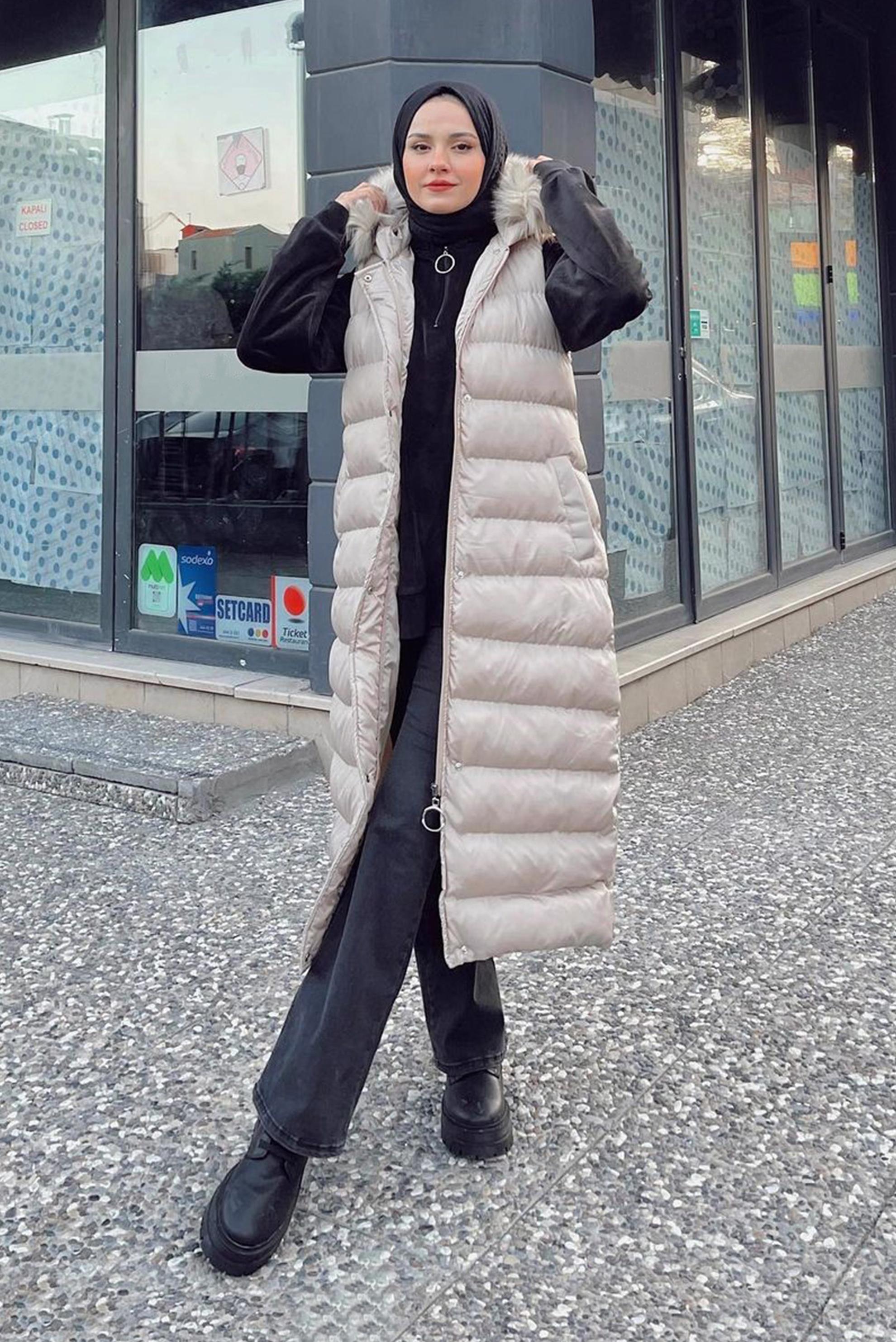 Tesettür giyim BEJ KAPÜŞONU KÜRKLÜ CEPLİ ŞİŞME YELEK 42478 