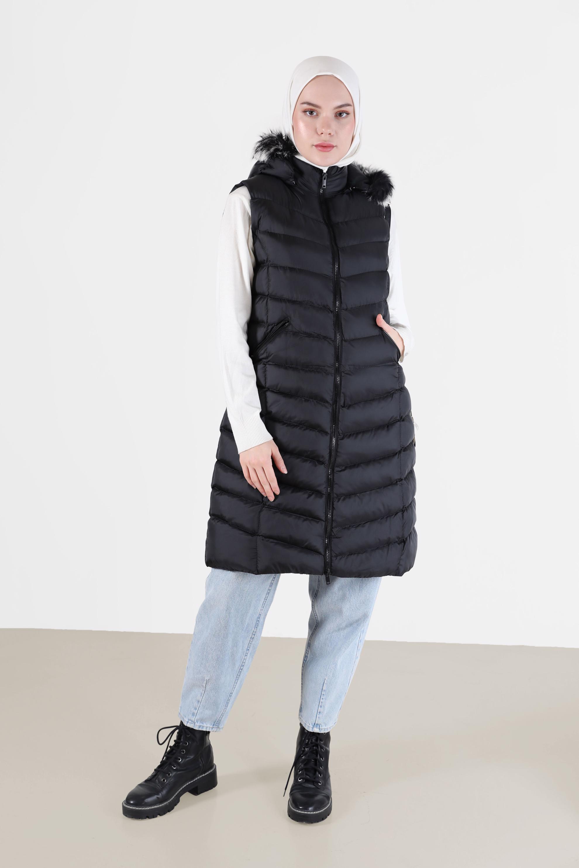 Tesettür giyim SİYAH KAPÜŞONU KÜRK DETAYLI CEPLİ FERMUARLI ŞİŞME YELEK 42483 