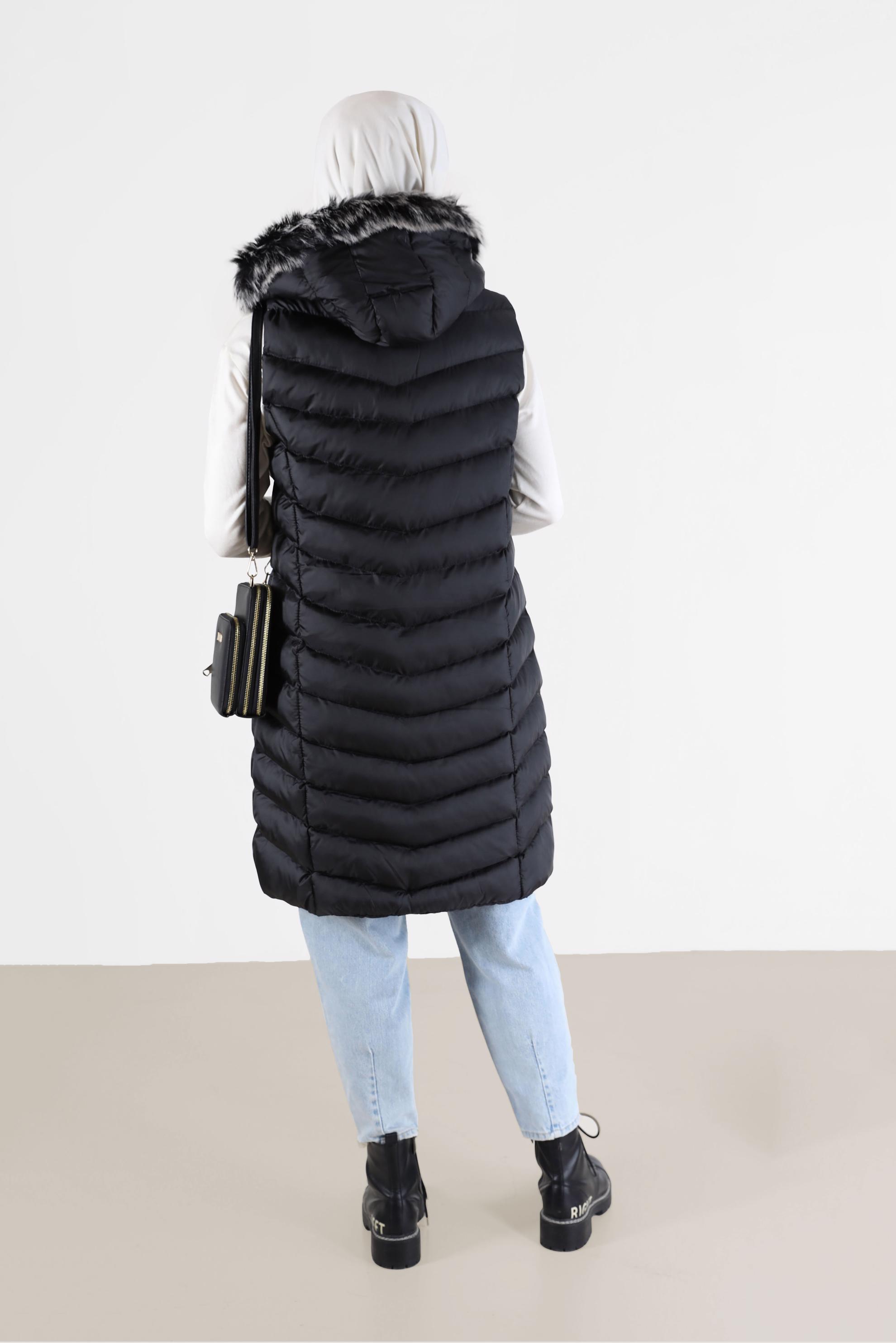 Tesettür giyim SİYAH KAPÜŞONU KÜRK DETAYLI CEPLİ FERMUARLI ŞİŞME YELEK 42483 