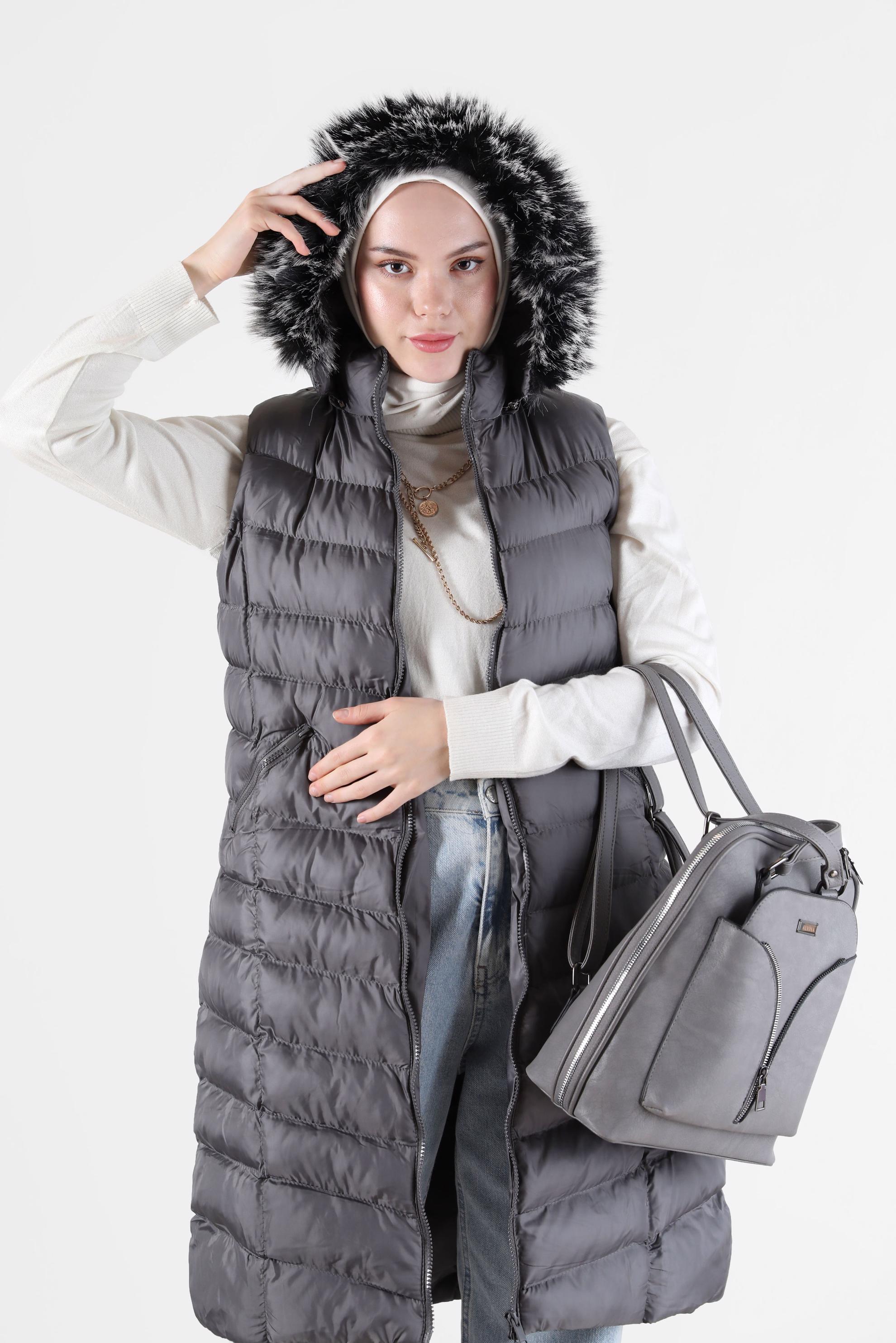 Tesettür giyim GRİ KAPÜŞONU KÜRK DETAYLI CEPLİ FERMUARLI ŞİŞME YELEK 42483 