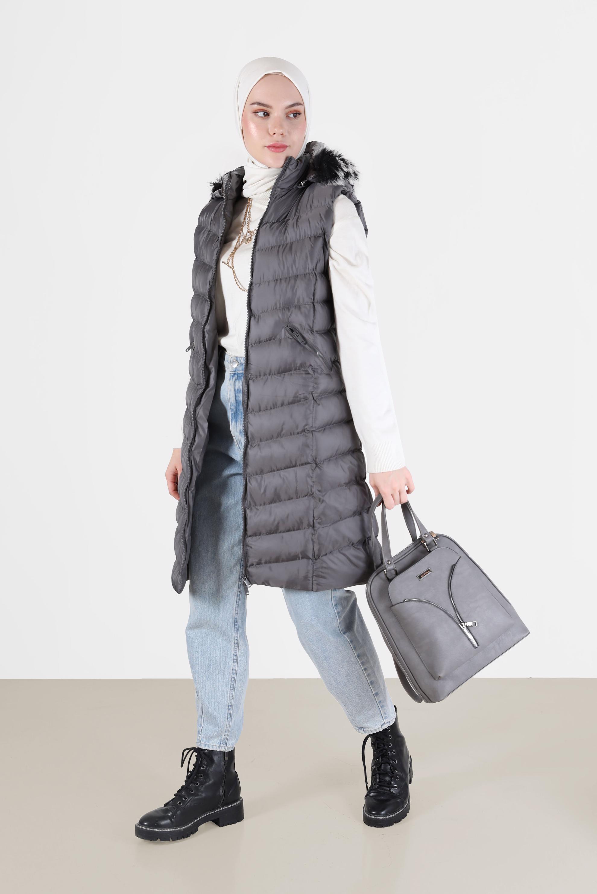 Tesettür giyim GRİ KAPÜŞONU KÜRK DETAYLI CEPLİ FERMUARLI ŞİŞME YELEK 42483 