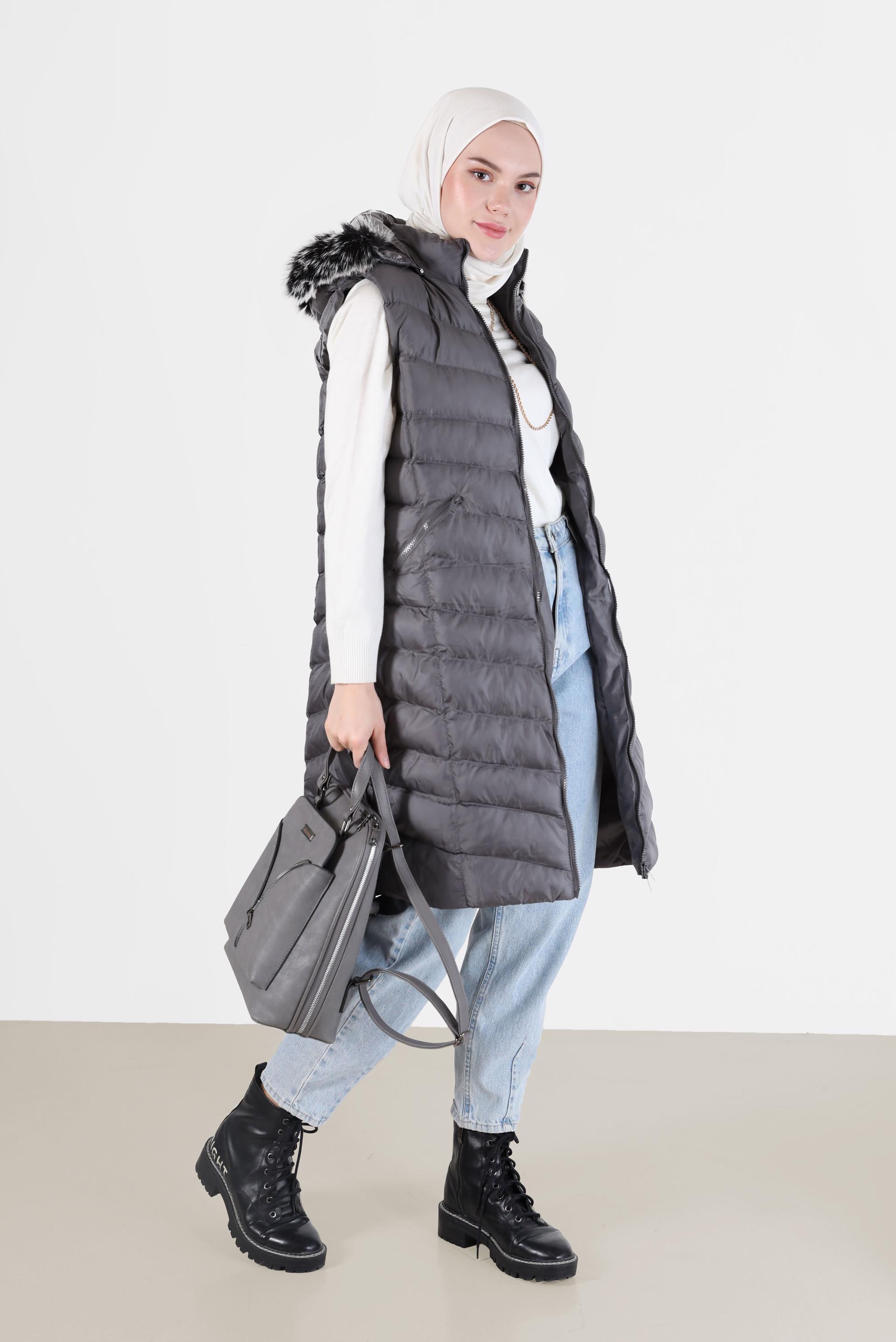 Tesettür giyim GRİ KAPÜŞONU KÜRK DETAYLI CEPLİ FERMUARLI ŞİŞME YELEK 42483 