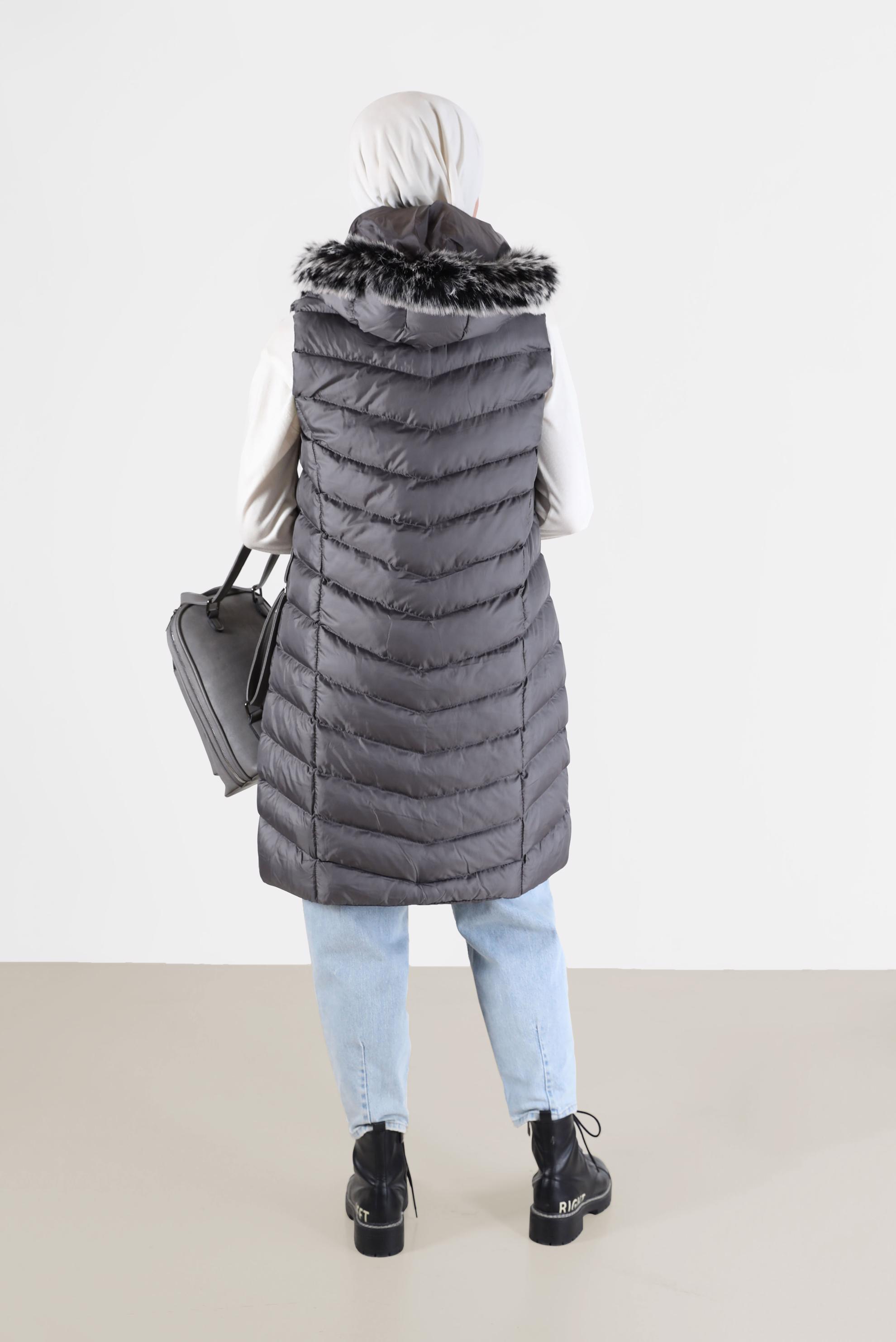 Tesettür giyim GRİ KAPÜŞONU KÜRK DETAYLI CEPLİ FERMUARLI ŞİŞME YELEK 42483 