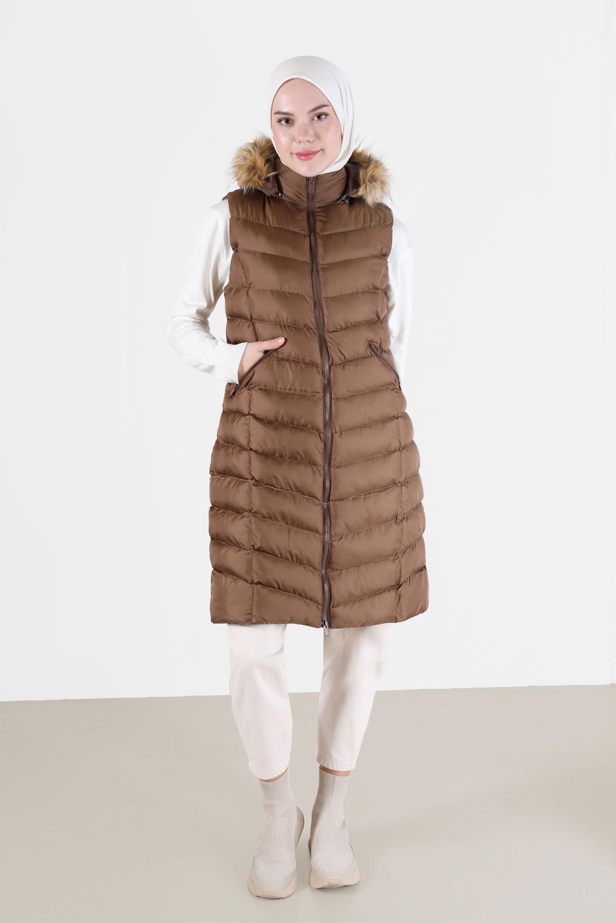 Tesettür giyim TABA KAPÜŞONU KÜRK DETAYLI CEPLİ FERMUARLI ŞİŞME YELEK 42483 