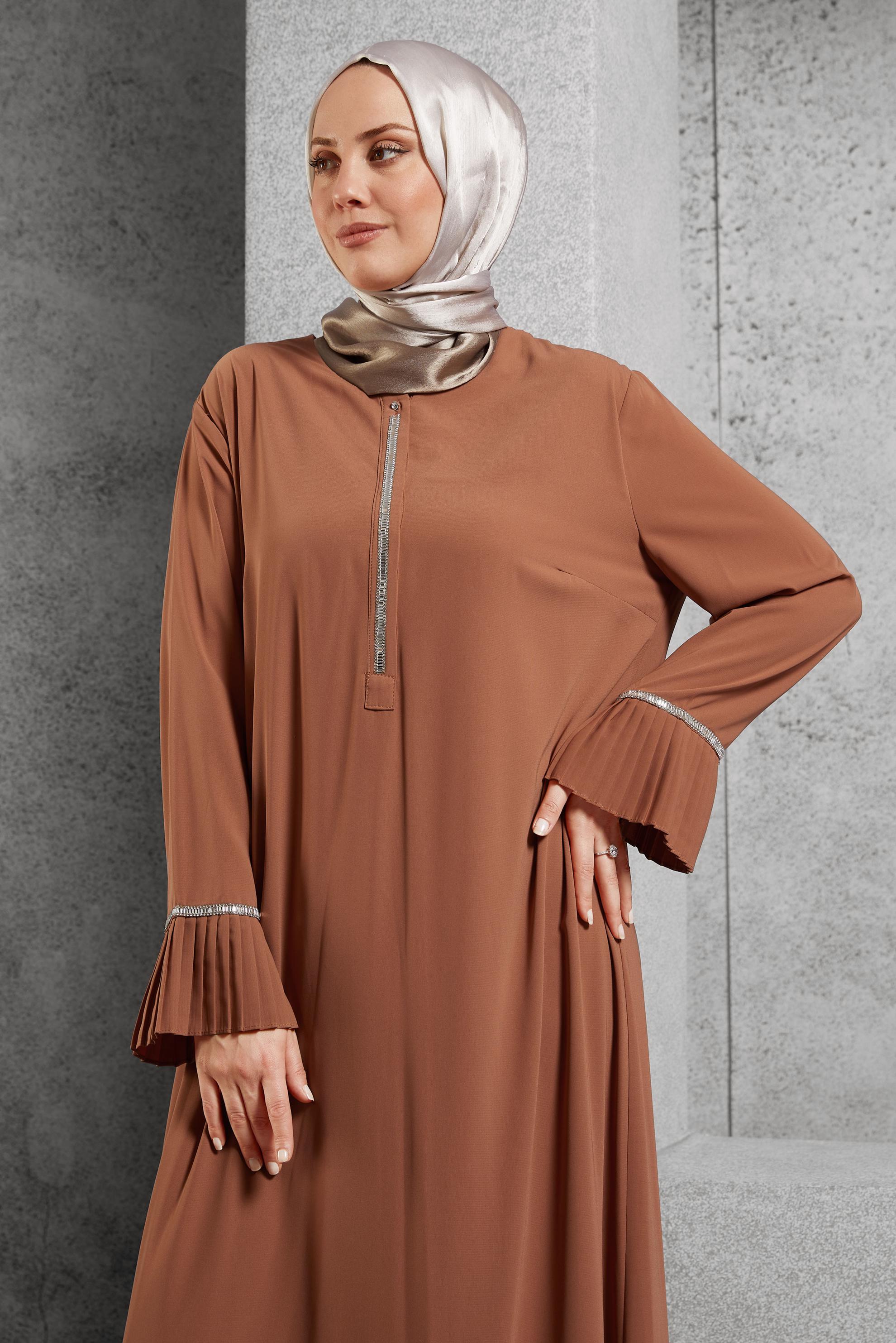 Tesettür giyim KAHVE PİLELİ GENİŞ KOL SIRA TAŞ BASKILI ELBİSE 20059