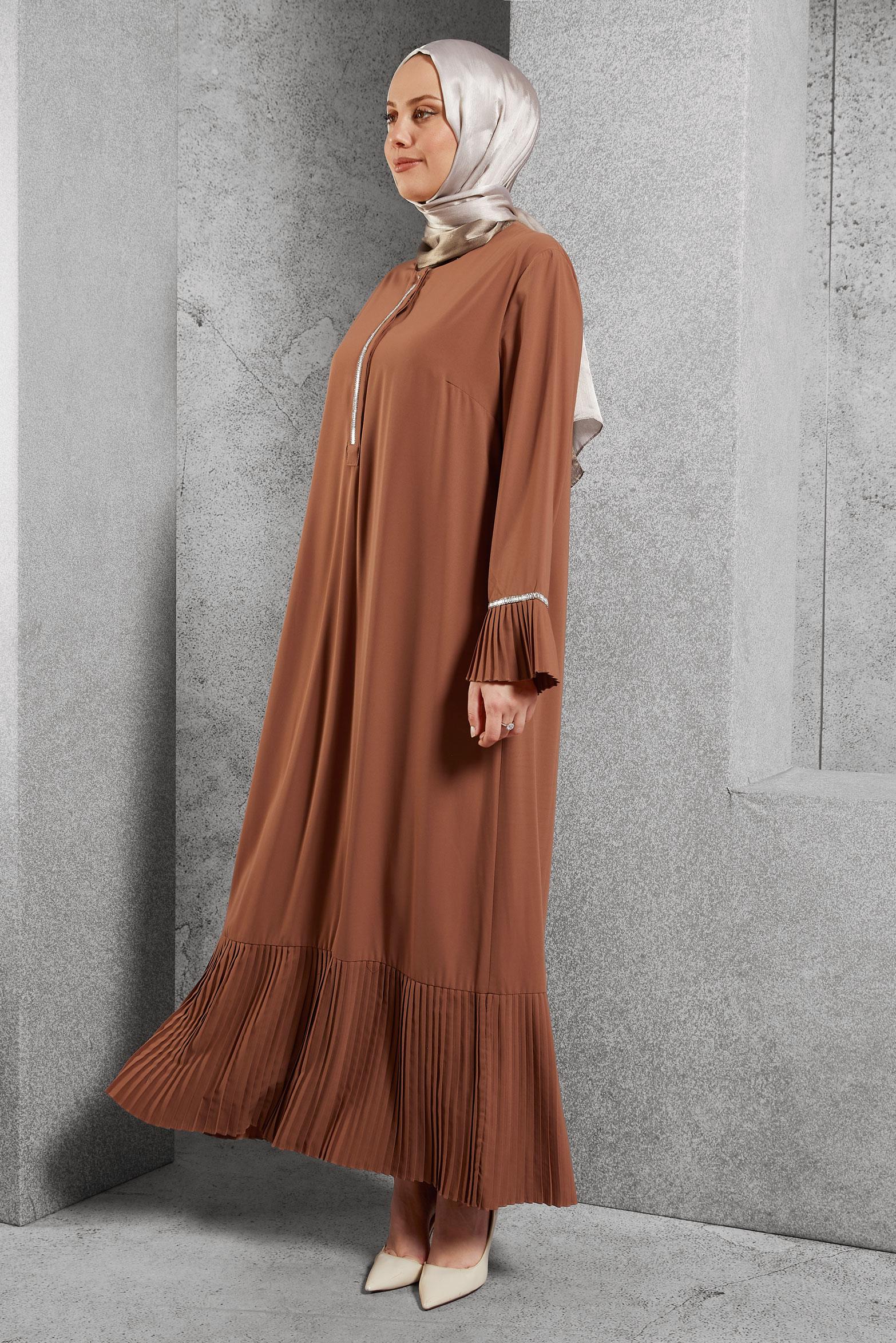 Tesettür giyim KAHVE PİLELİ GENİŞ KOL SIRA TAŞ BASKILI ELBİSE 20059