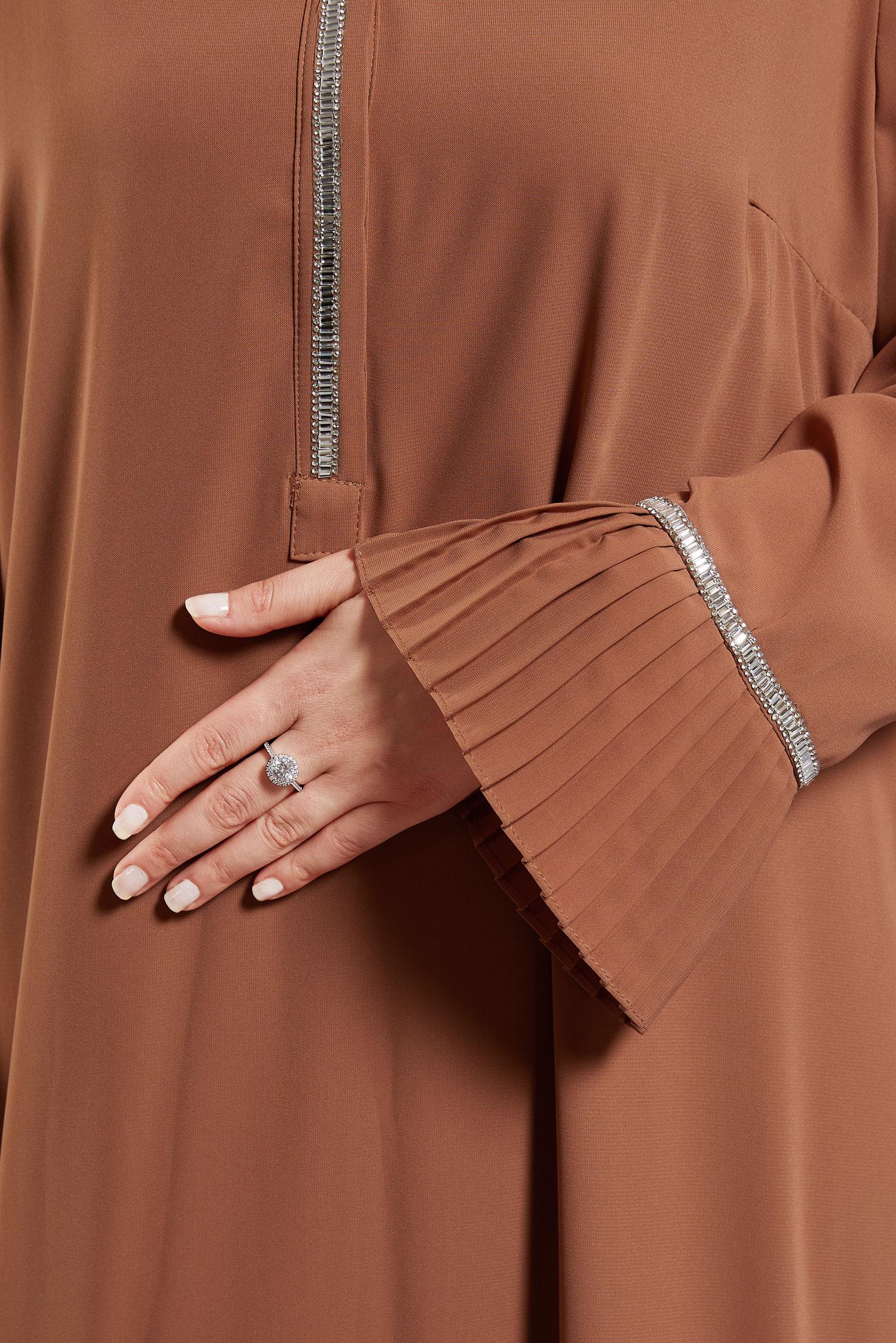 Tesettür giyim KAHVE PİLELİ GENİŞ KOL SIRA TAŞ BASKILI ELBİSE 20059