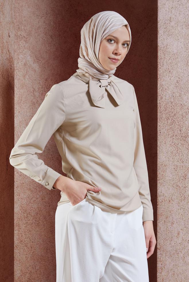 Tesettür giyim EKRU FİYONK DETAYLI ARKADAN FERMUARLI BLUZ 40202  - ALVİNA