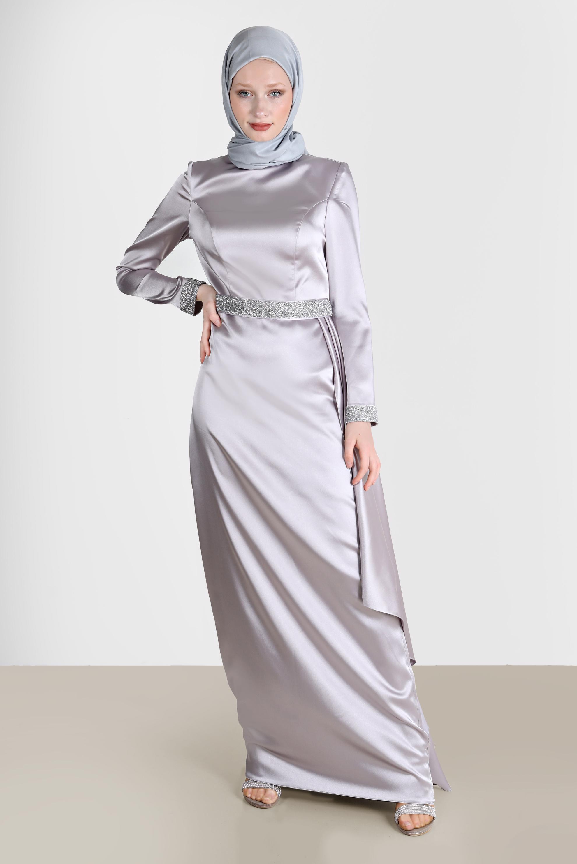 Tesettür giyim GRİ MANŞETLERİ VE KEMERİ TAŞ DETAYLI SATEN ABİYE ELBİSE 50212 