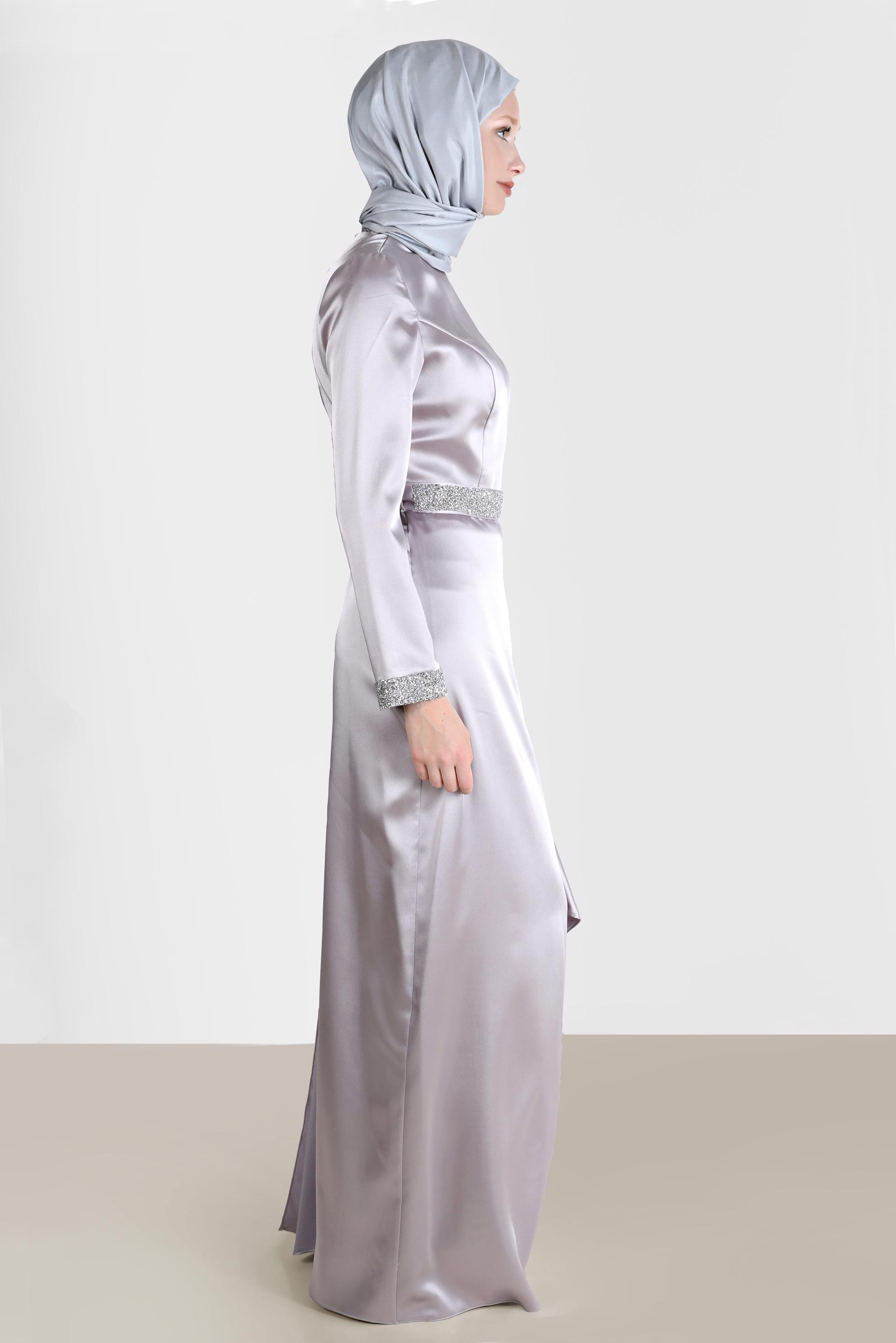 Tesettür giyim GRİ MANŞETLERİ VE KEMERİ TAŞ DETAYLI SATEN ABİYE ELBİSE 50212 