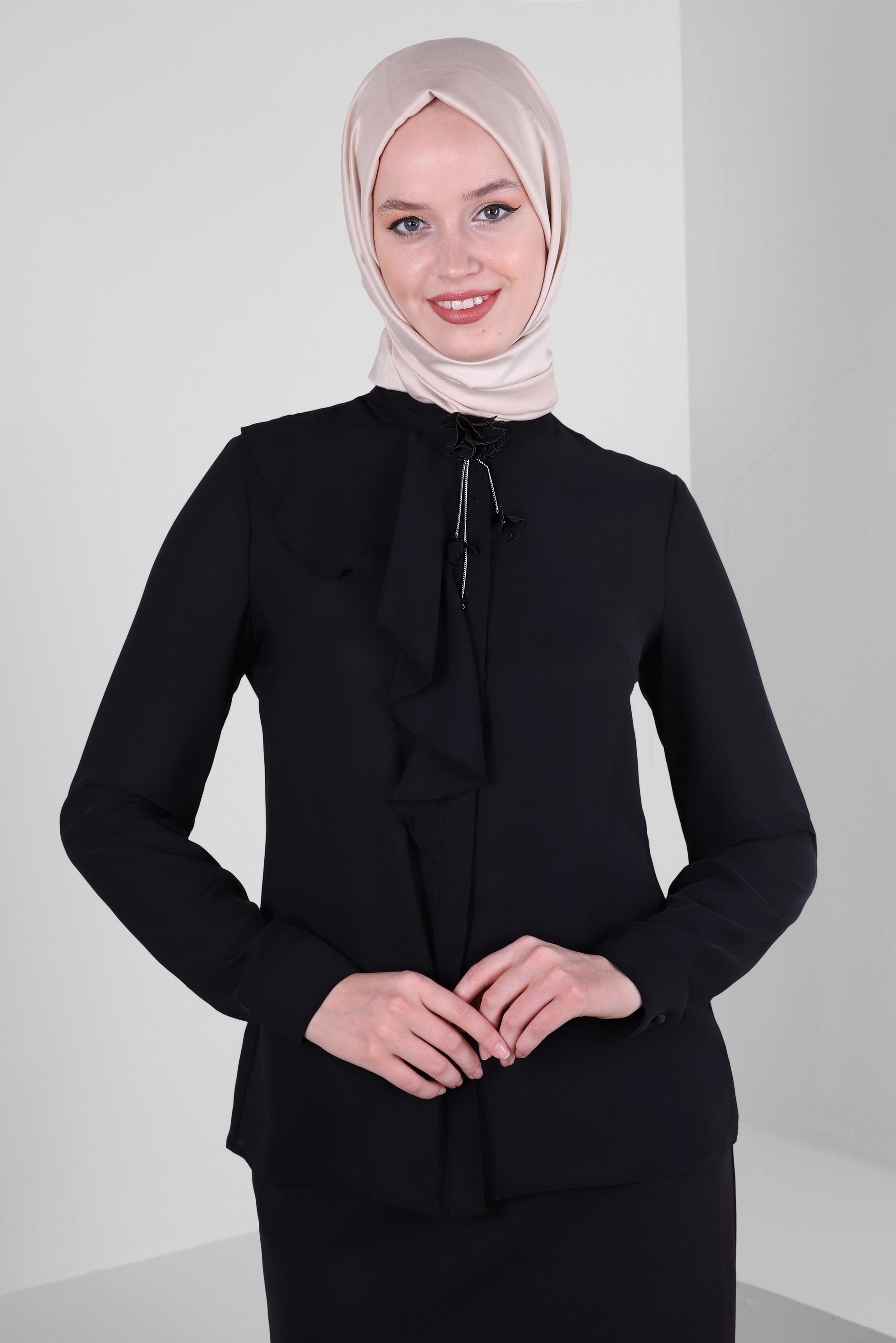 Tesettür giyim SİYAH VOLAN DETAYLI ÇİÇEK AKSESUARLI BLUZ 42794