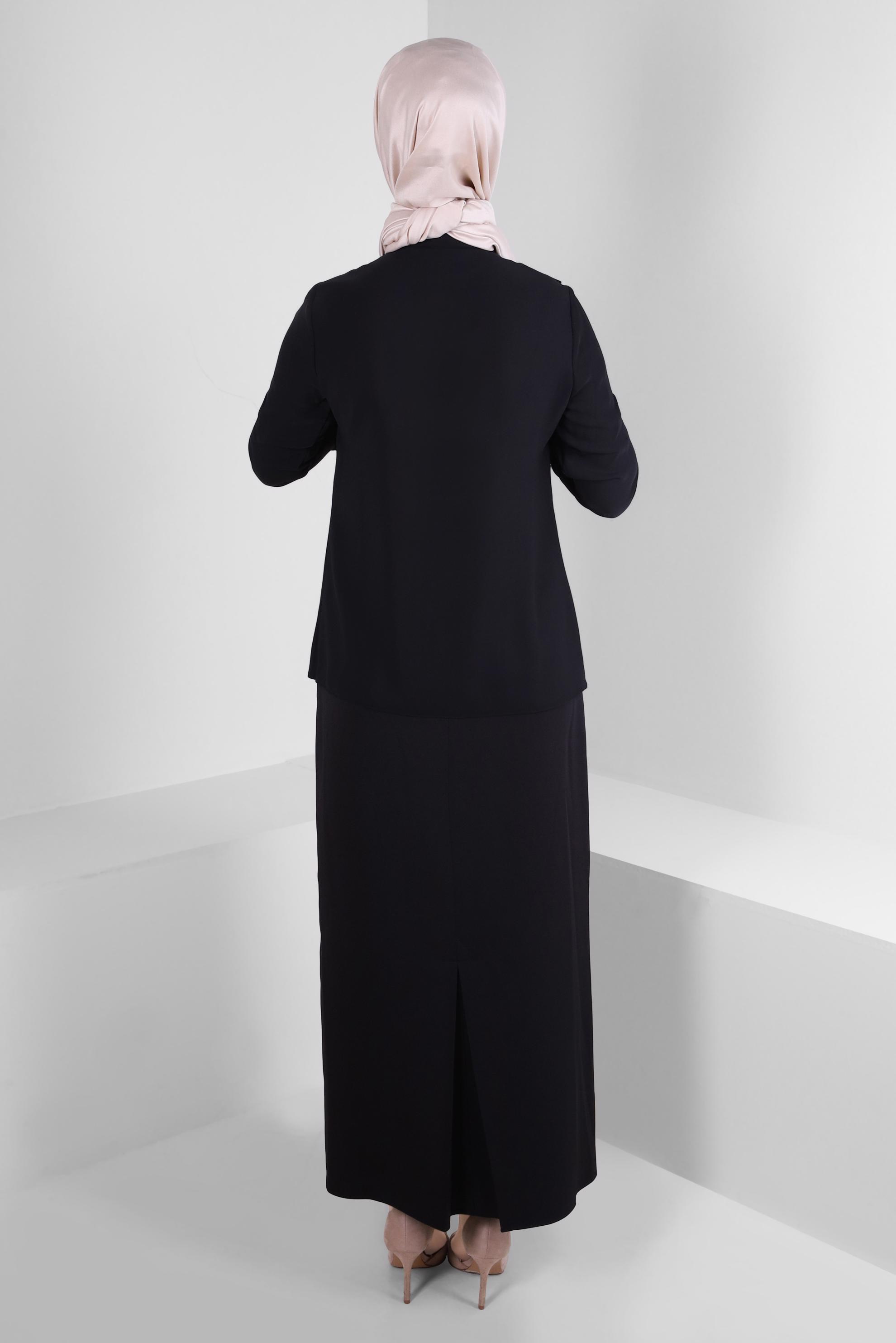 Tesettür giyim SİYAH VOLAN DETAYLI ÇİÇEK AKSESUARLI BLUZ 42794