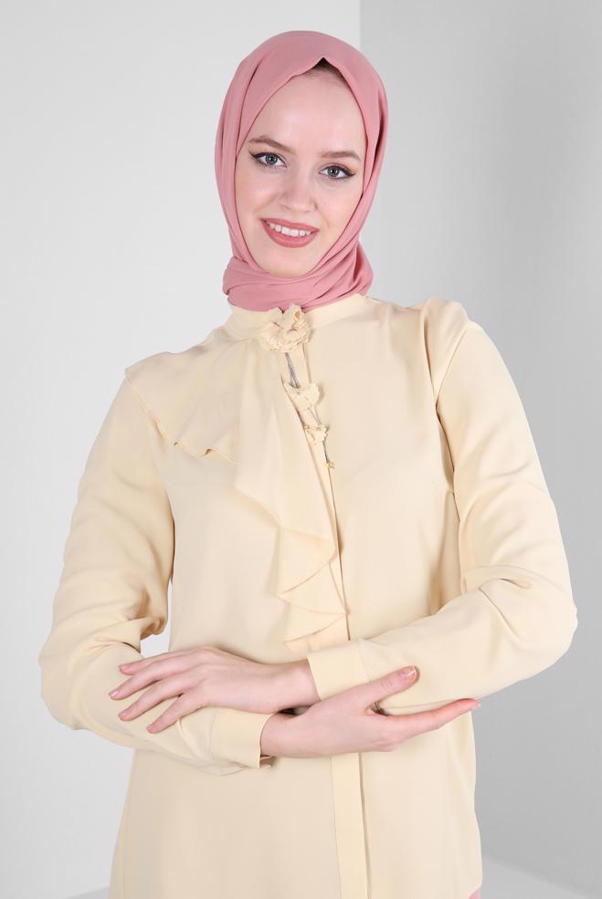 Tesettür giyim SARI VOLAN DETAYLI ÇİÇEK AKSESUARLI BLUZ 42794 - ALVİNA