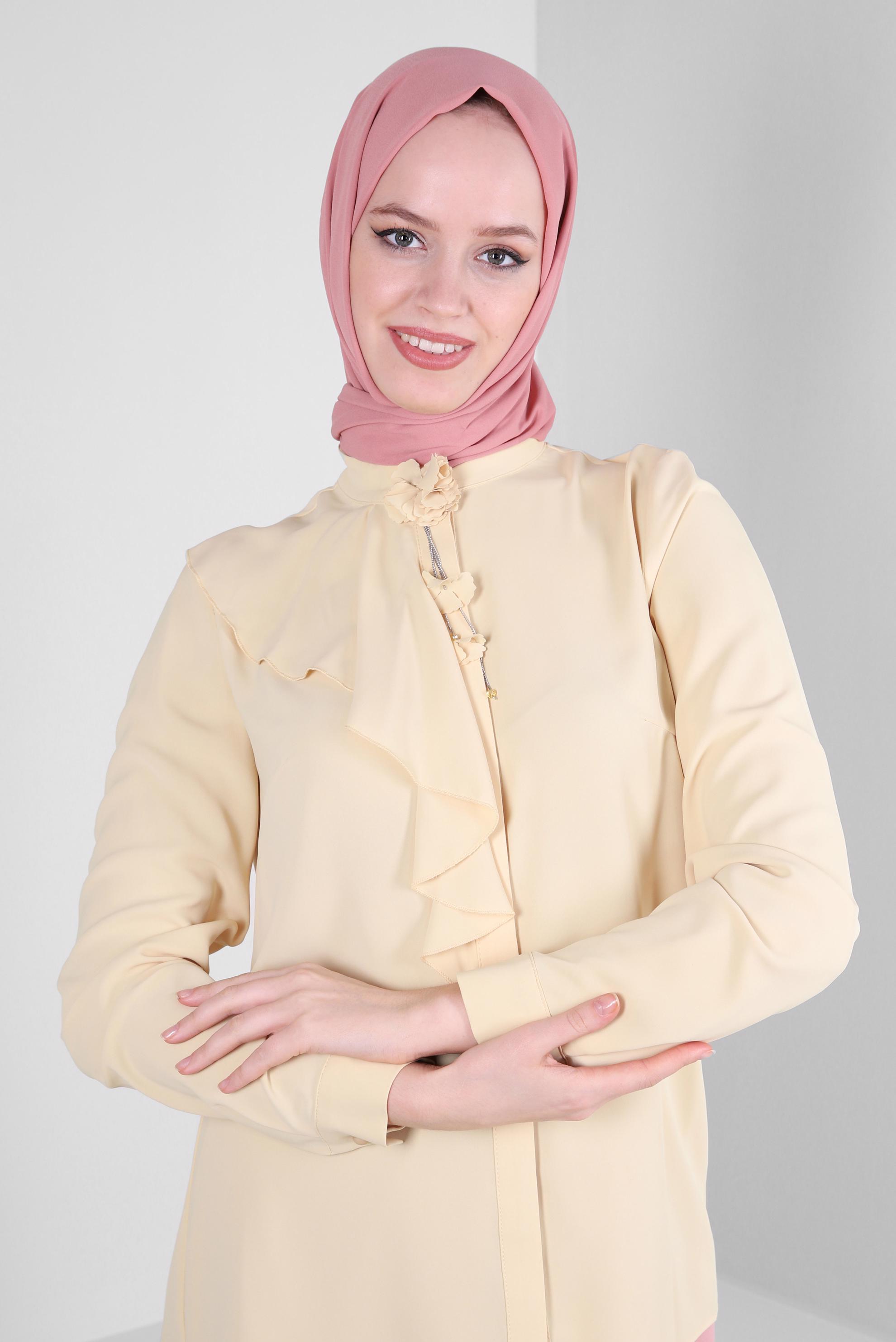 Tesettür giyim SARI VOLAN DETAYLI ÇİÇEK AKSESUARLI BLUZ 42794