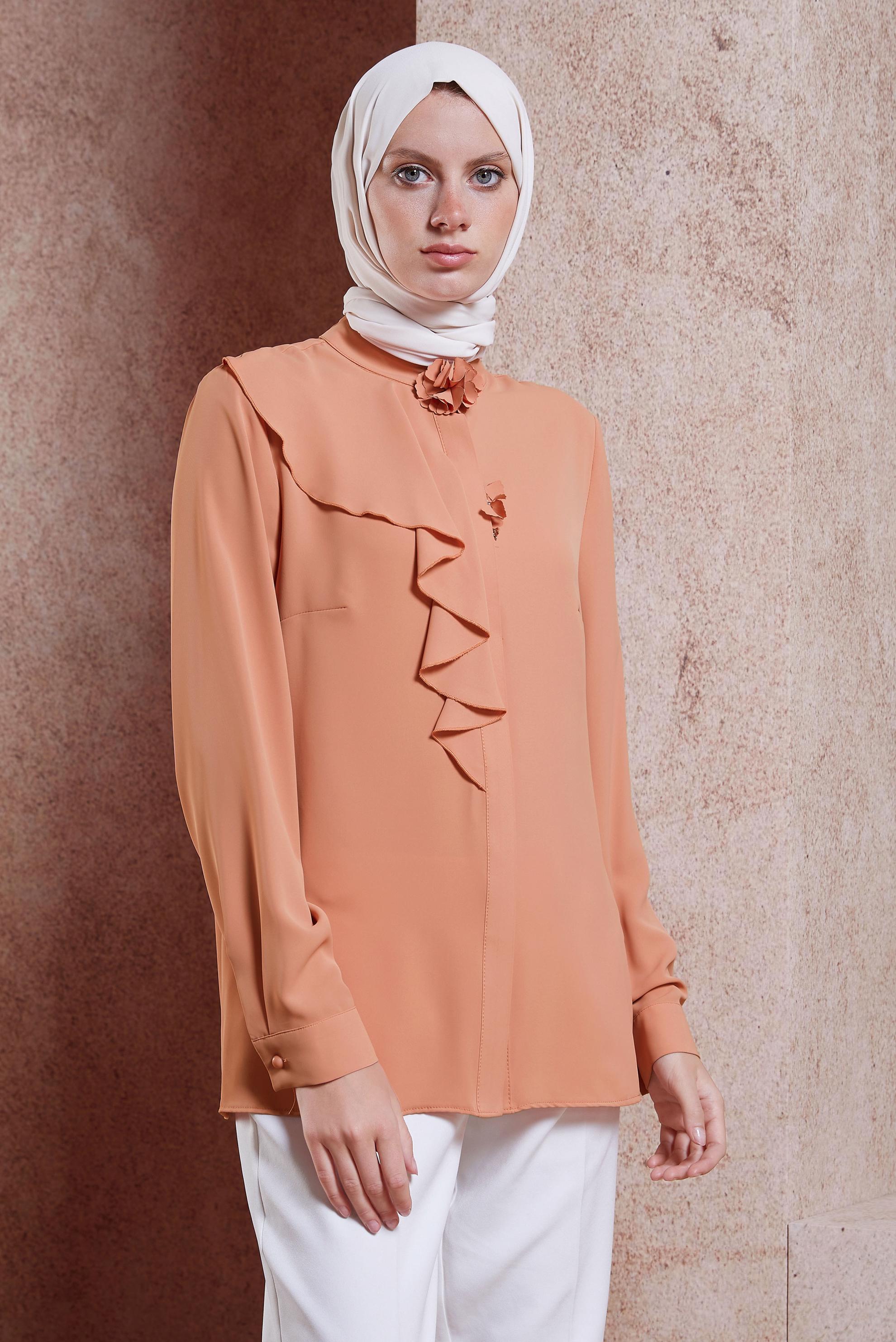 Tesettür giyim PEMBE VOLAN DETAYLI ÇİÇEK AKSESUARLI BLUZ 42794