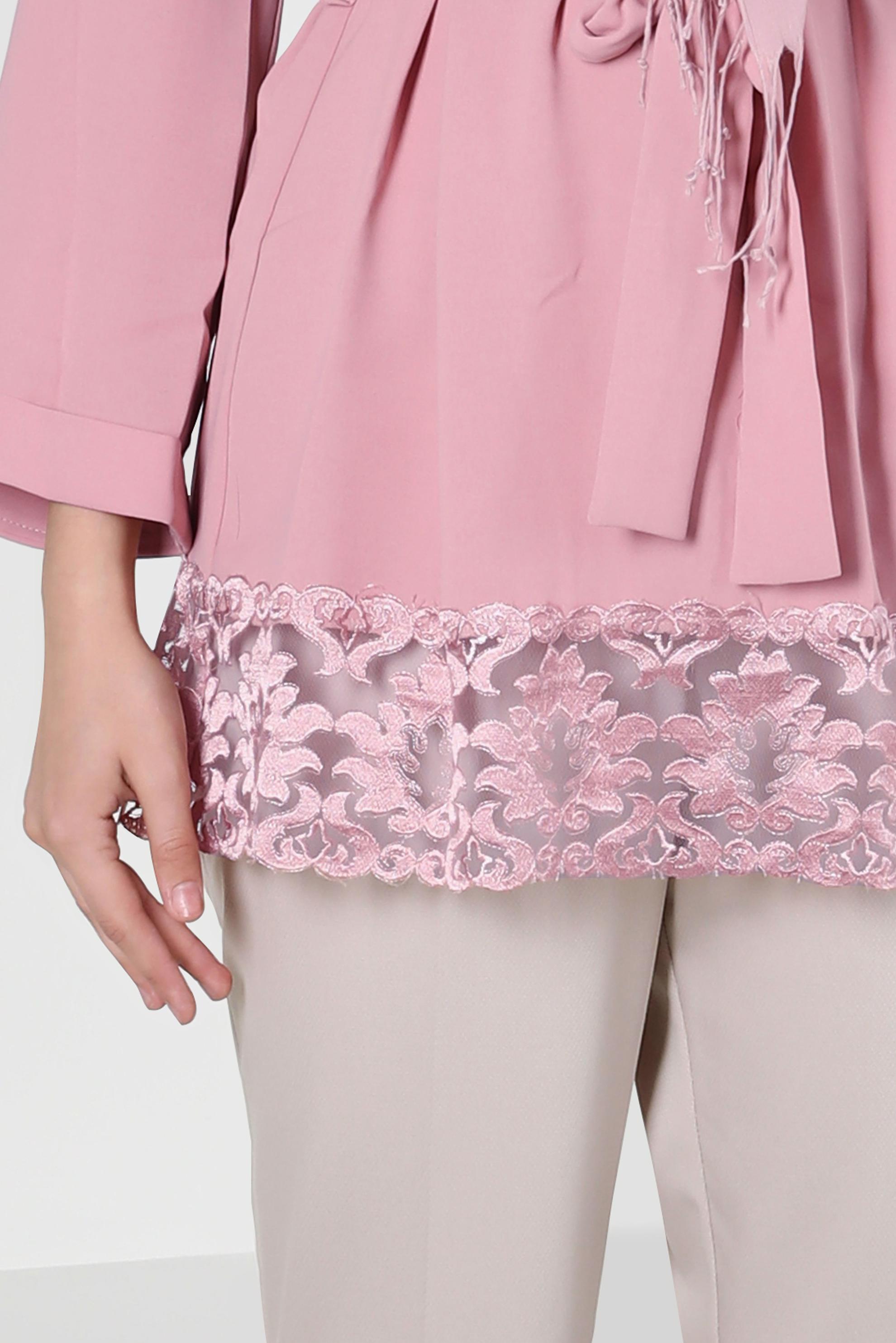 Tesettür giyim PUDRA ETEK UCU DANTEL DETAYLI KUŞAKLI BLUZ 42802 