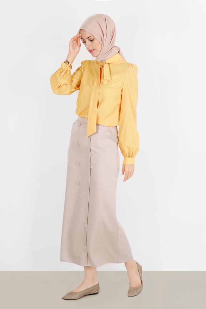 Tesettür giyim SARI BOYUNDAN BAĞLAMALI KENDİNDEN DESENLİ BLUZ 42925  - ALVİNA