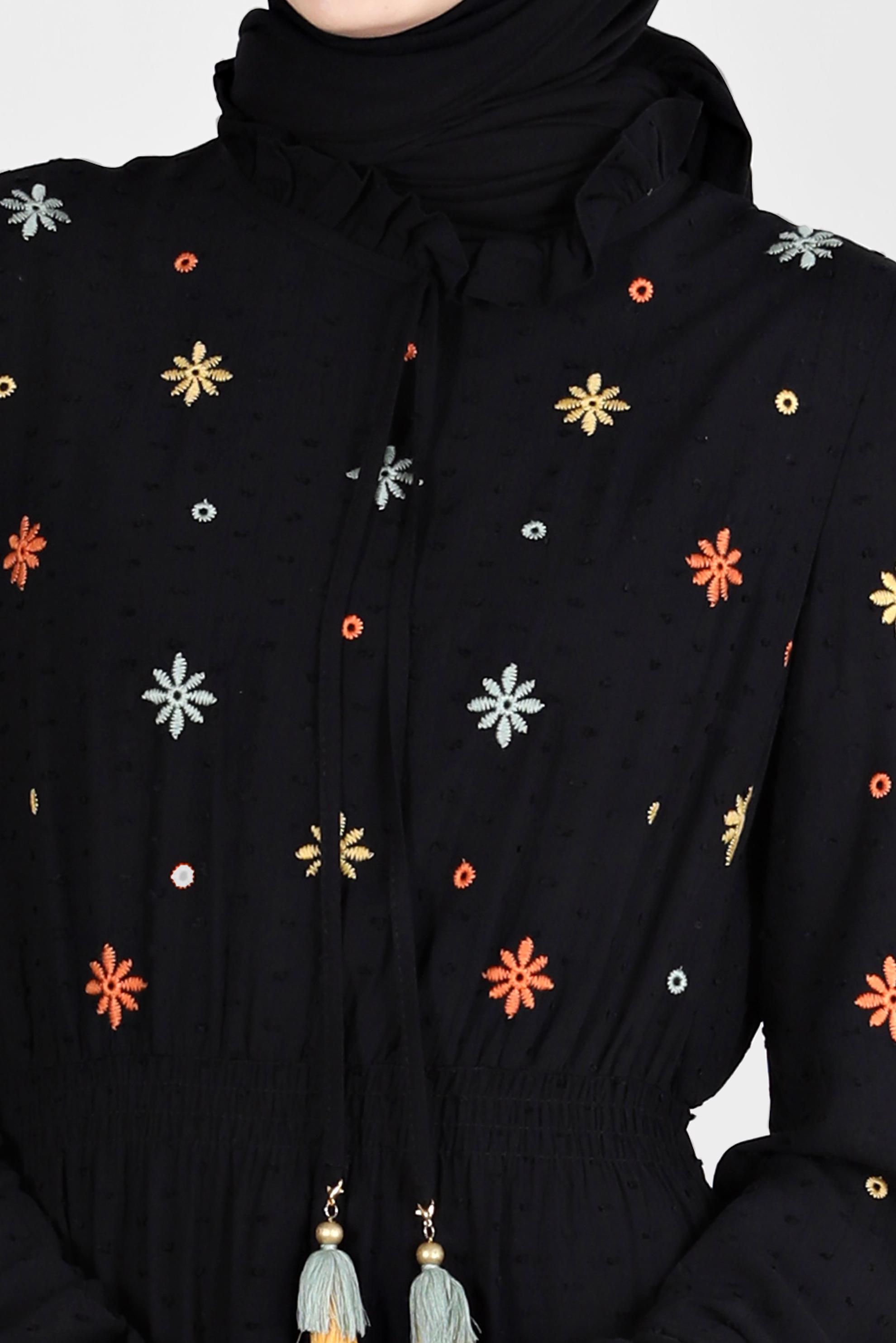 Tesettür giyim SİYAH YAKASI FIRFIRLI ÇİÇEK NAKIŞLI ELBİSE 41664 