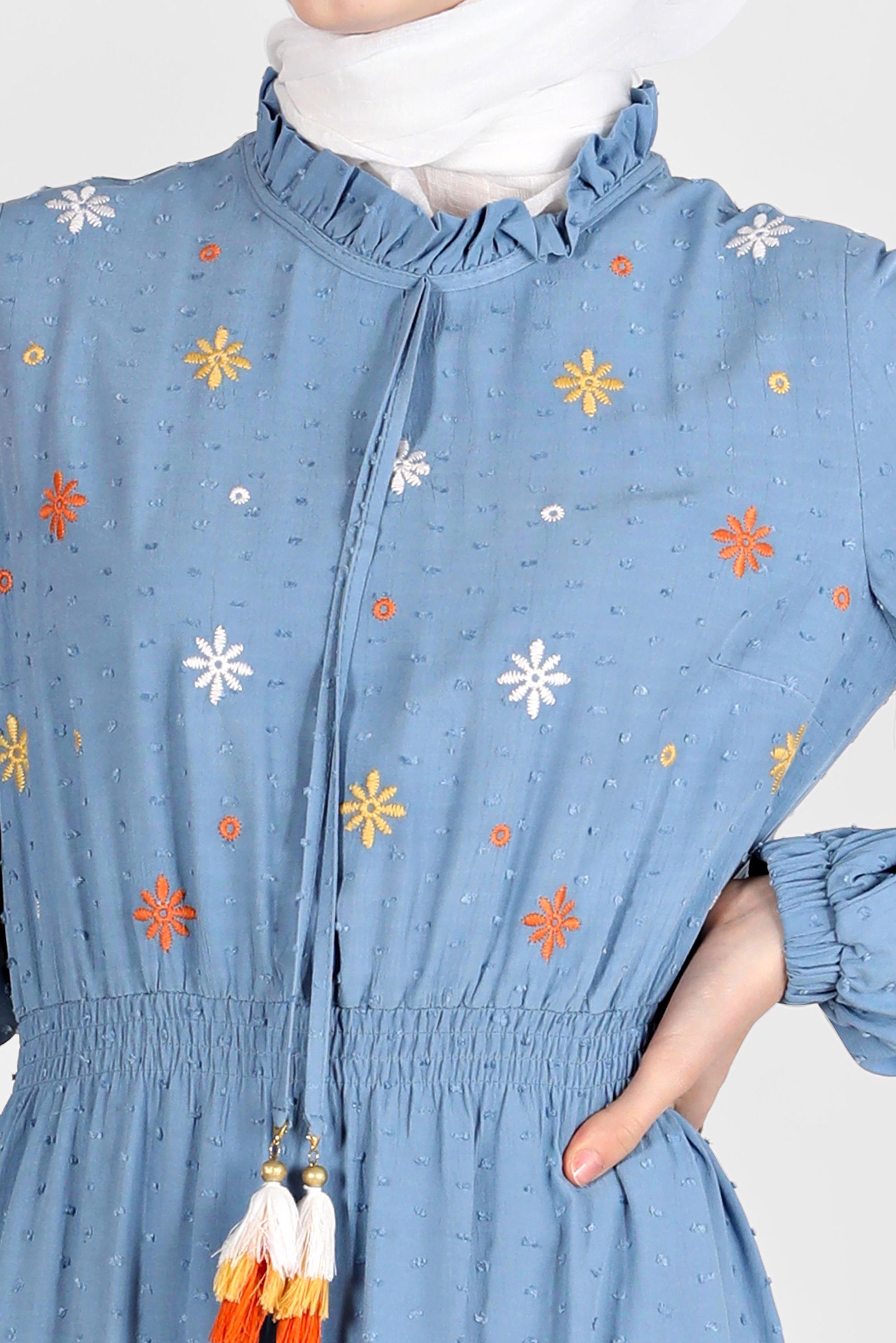 Tesettür giyim MAVİ YAKASI FIRFIRLI ÇİÇEK NAKIŞLI ELBİSE 41664 