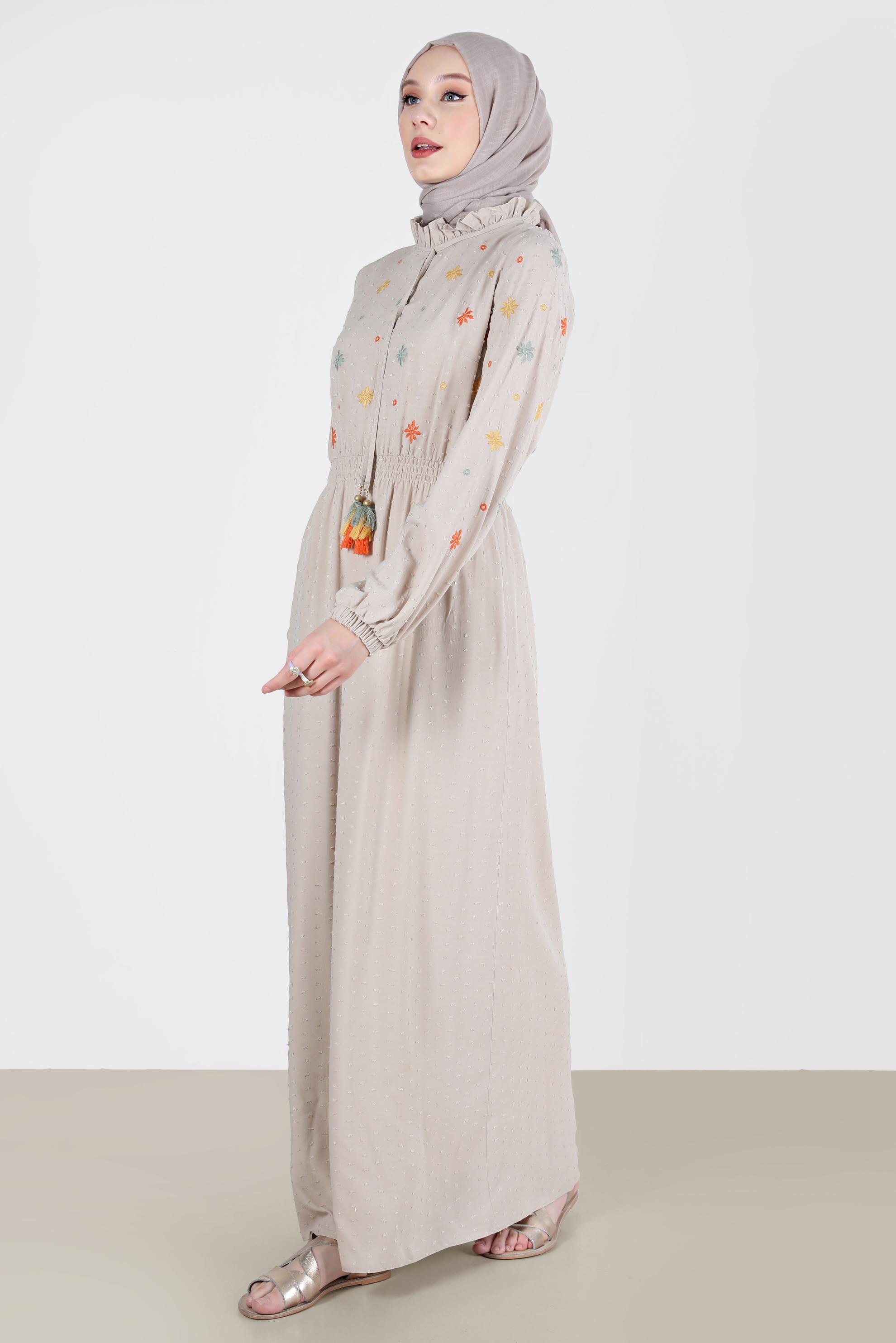 Tesettür giyim BEJ YAKASI FIRFIRLI ÇİÇEK NAKIŞLI ELBİSE 41664 