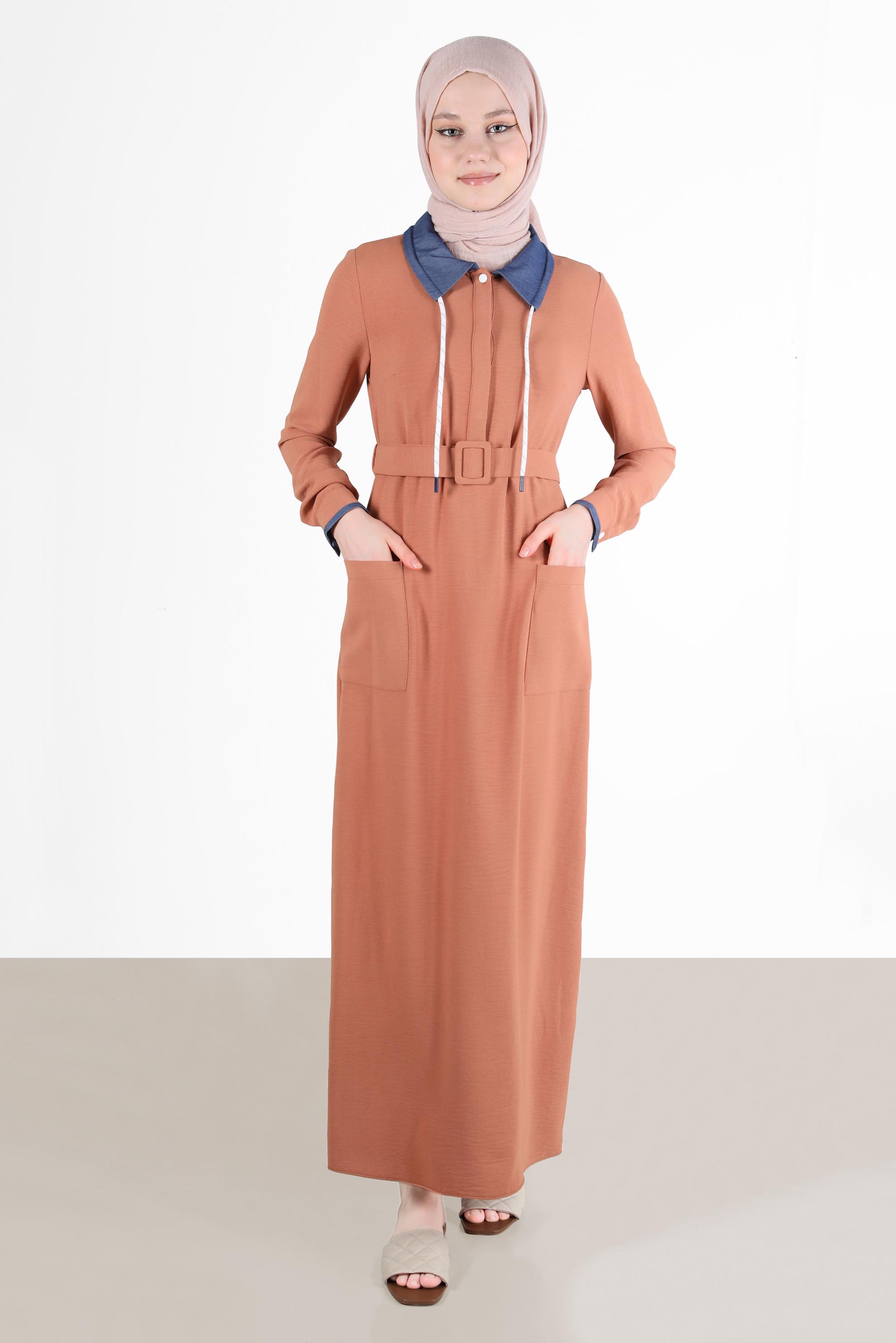 Tesettür giyim KAHVE ETEK UCU DÜĞMELİ KEMERLİ ELBİSE 41738 