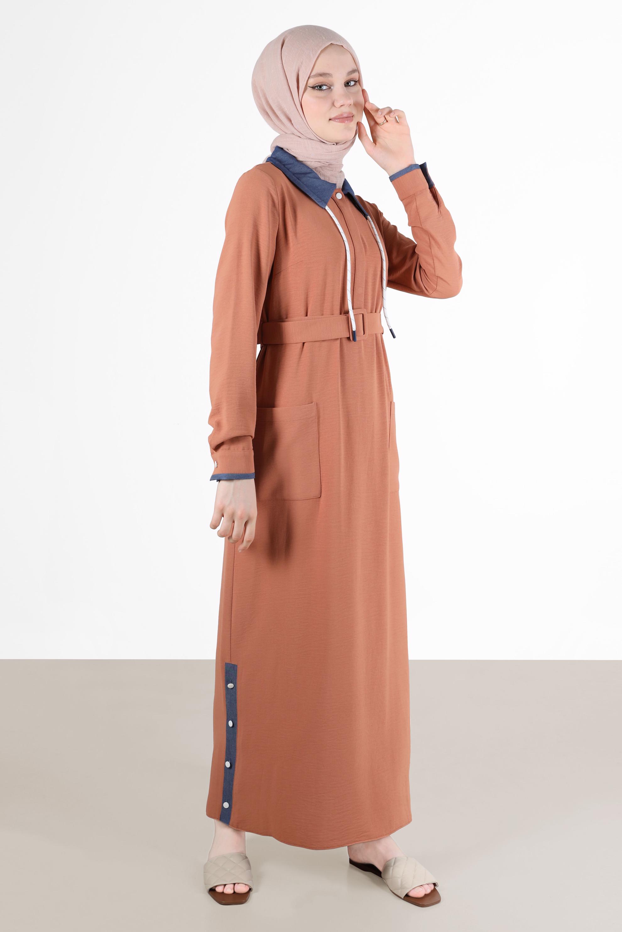 Tesettür giyim KAHVE ETEK UCU DÜĞMELİ KEMERLİ ELBİSE 41738 