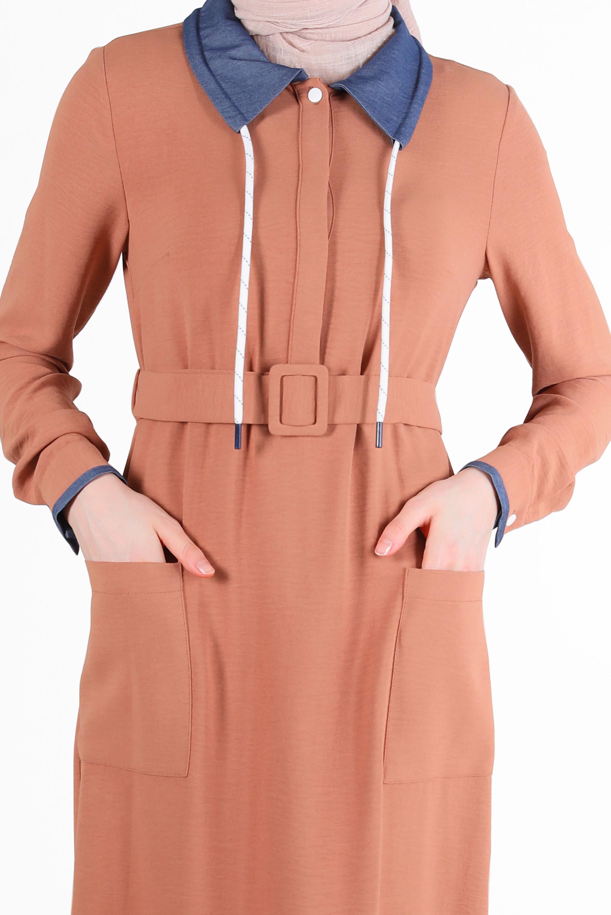 Tesettür giyim KAHVE ETEK UCU DÜĞMELİ KEMERLİ ELBİSE 41738 