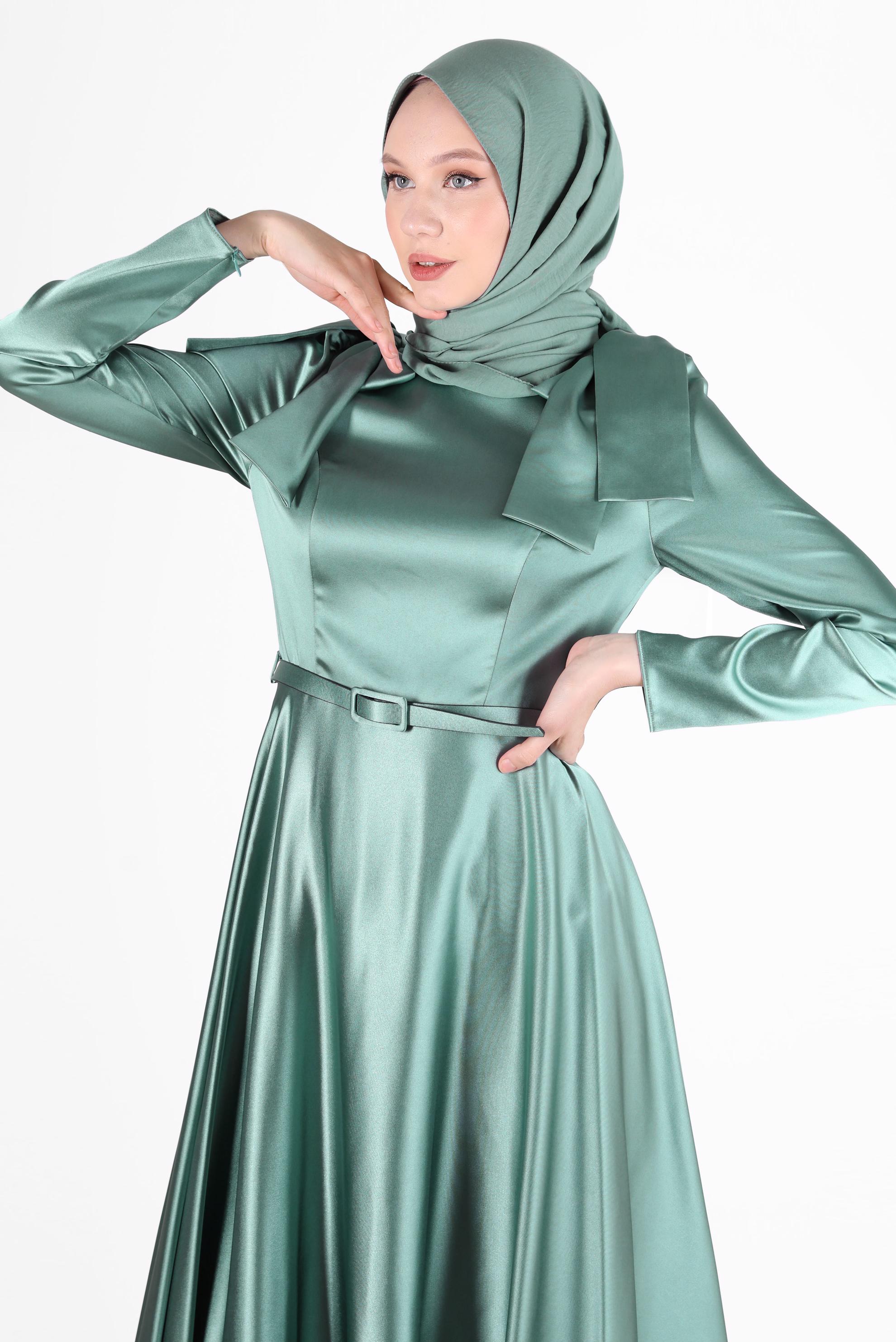 Tesettür giyim YEŞİL OMUZLARI FİYONK DETAYLI ELBİSE 42418 