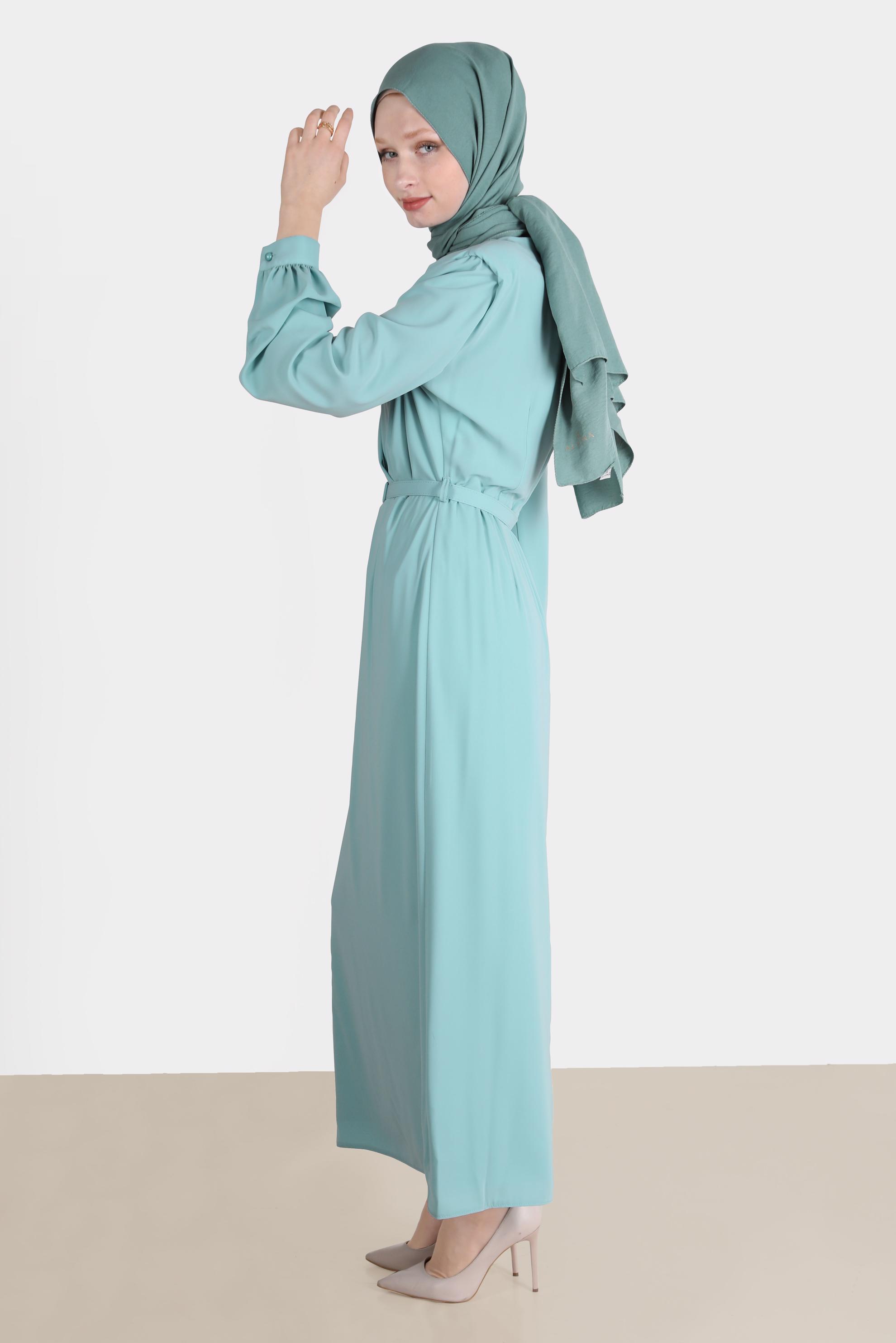 Tesettür giyim MAVİ OMUZLARI BÜZGÜLÜ KEMERLİ ELBİSE 42525 