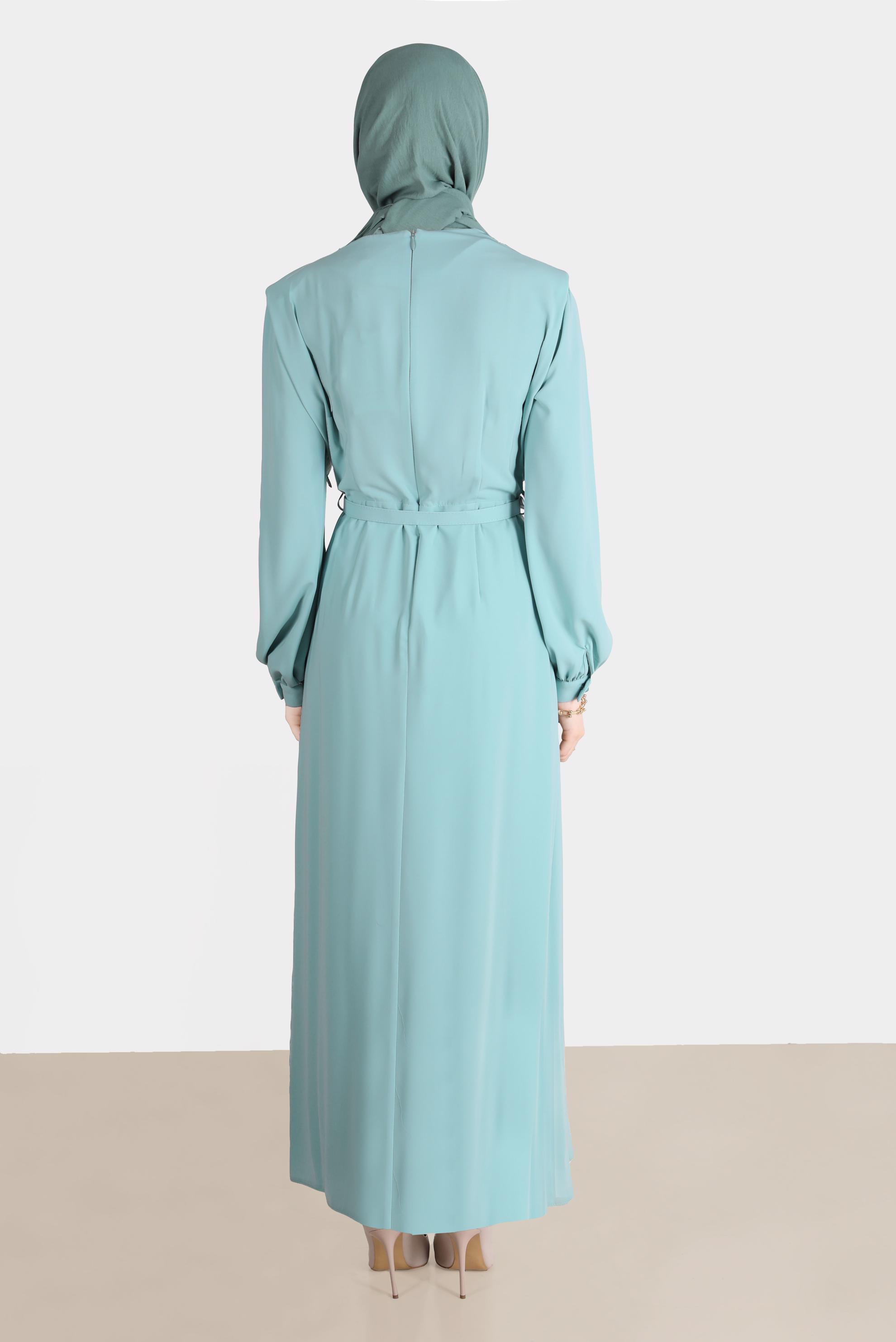 Tesettür giyim MAVİ OMUZLARI BÜZGÜLÜ KEMERLİ ELBİSE 42525 