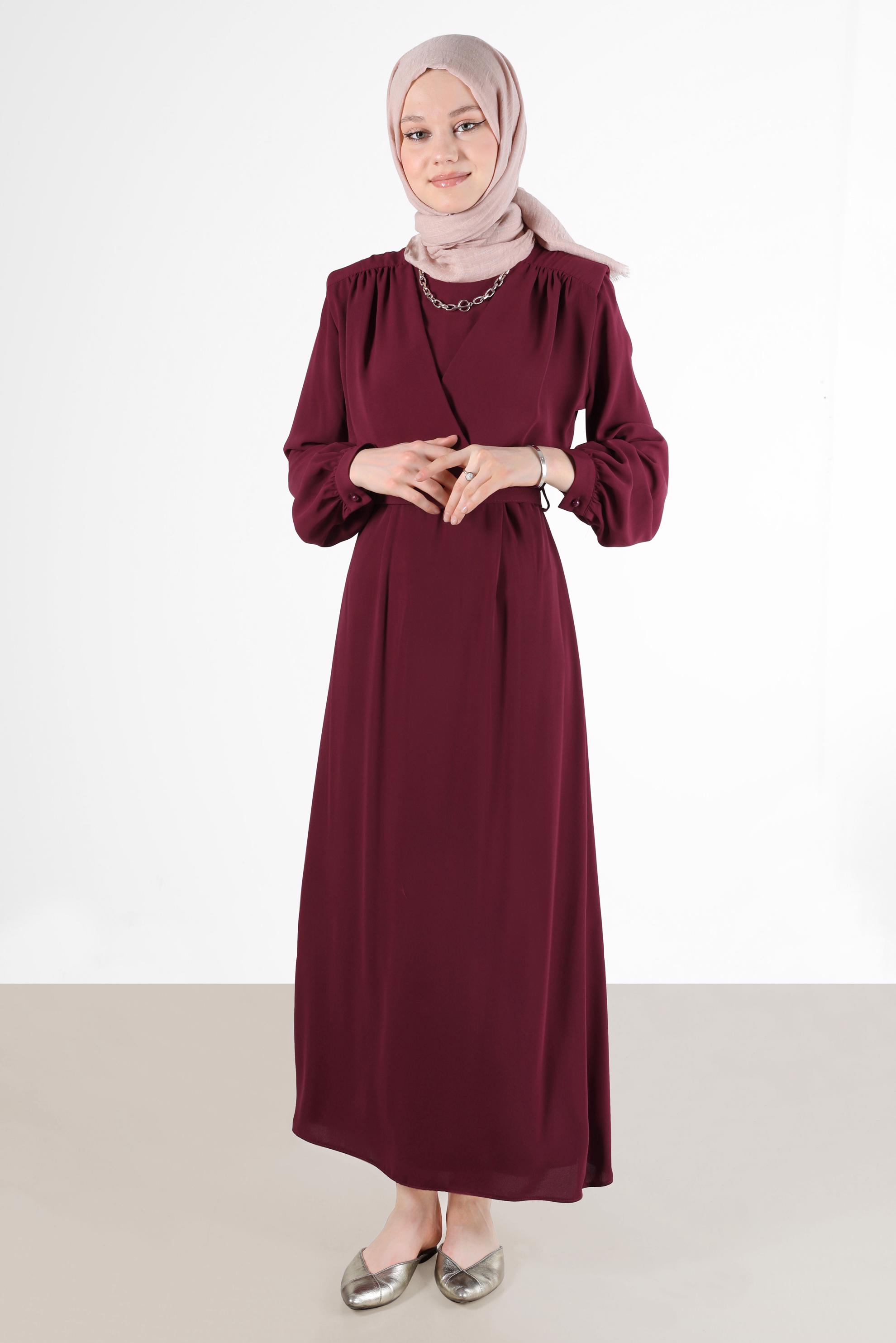 Tesettür giyim BORDO OMUZLARI BÜZGÜLÜ KEMERLİ ELBİSE 42525 