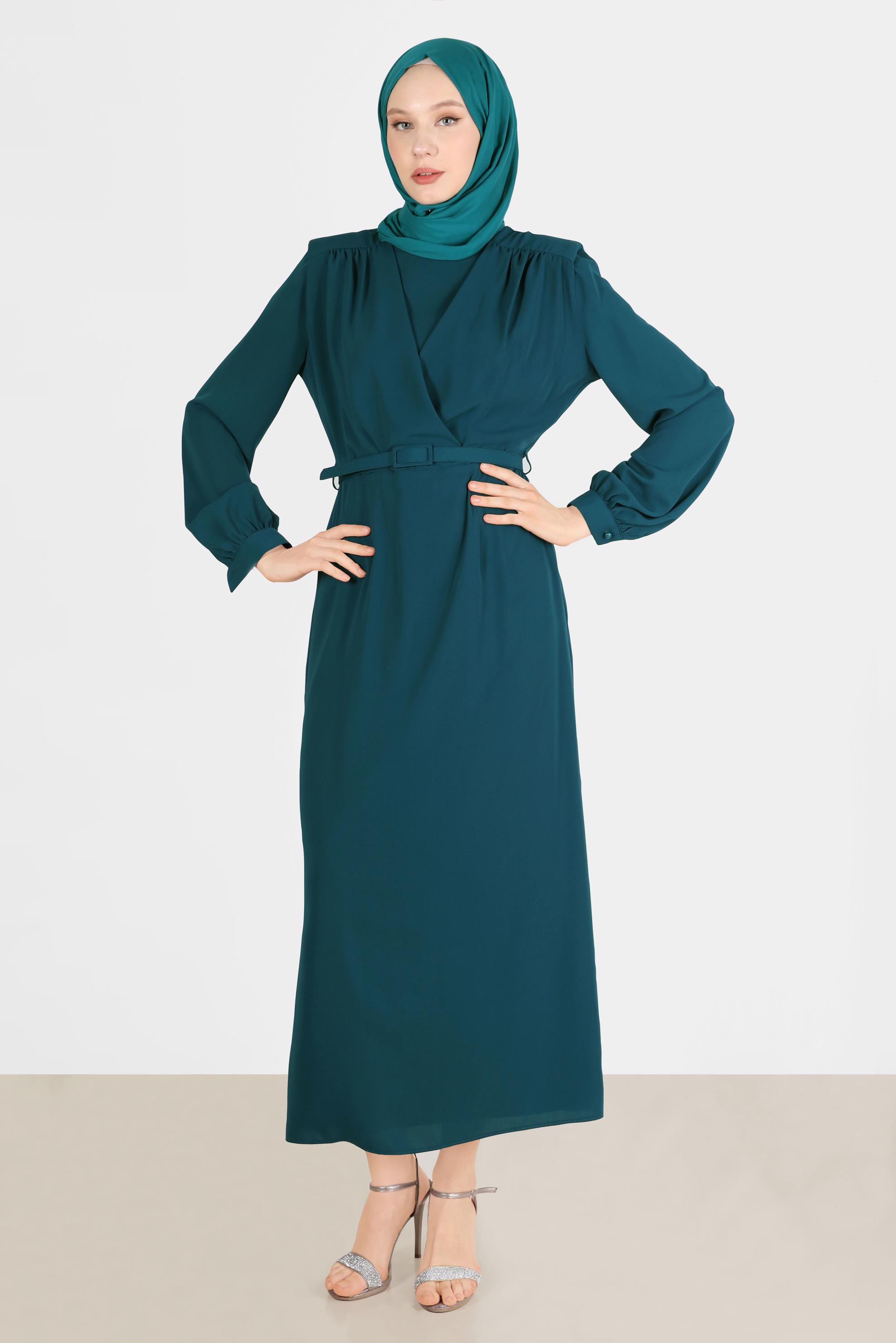 Tesettür giyim YEŞİL OMUZLARI BÜZGÜLÜ KEMERLİ ELBİSE 42525 